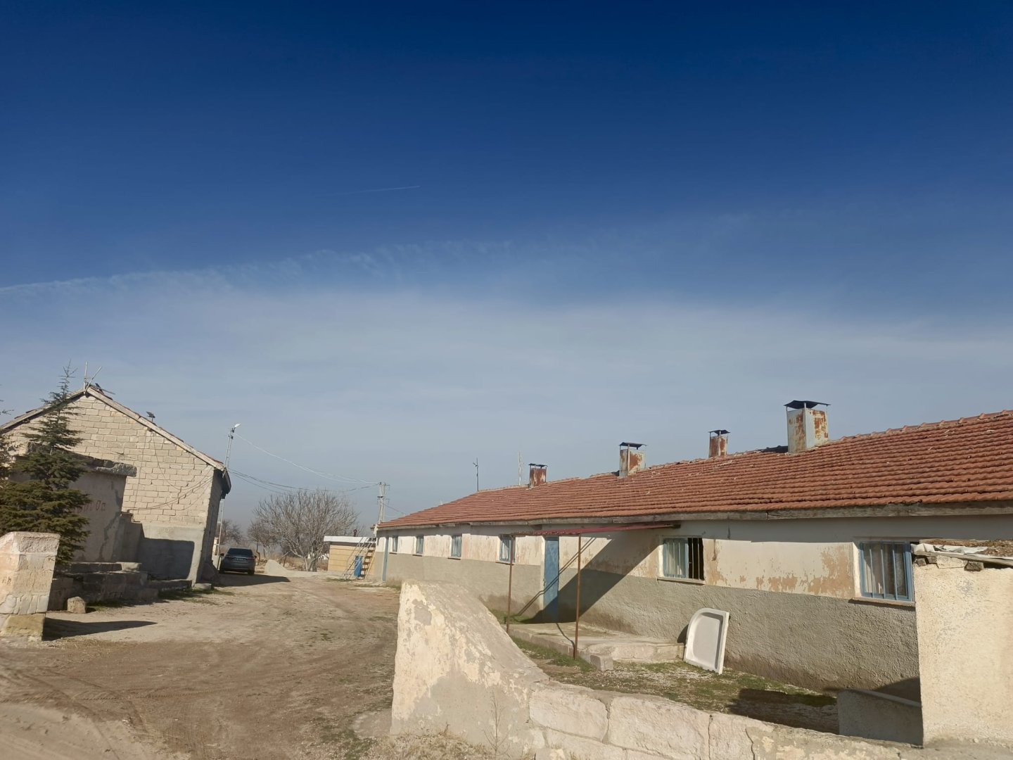 MÜKEMMEL KONUMDA BÜYÜKBAŞ BESİ ÇİFTLİĞİ (2 TAPU:5.574 M2 ALANDA)