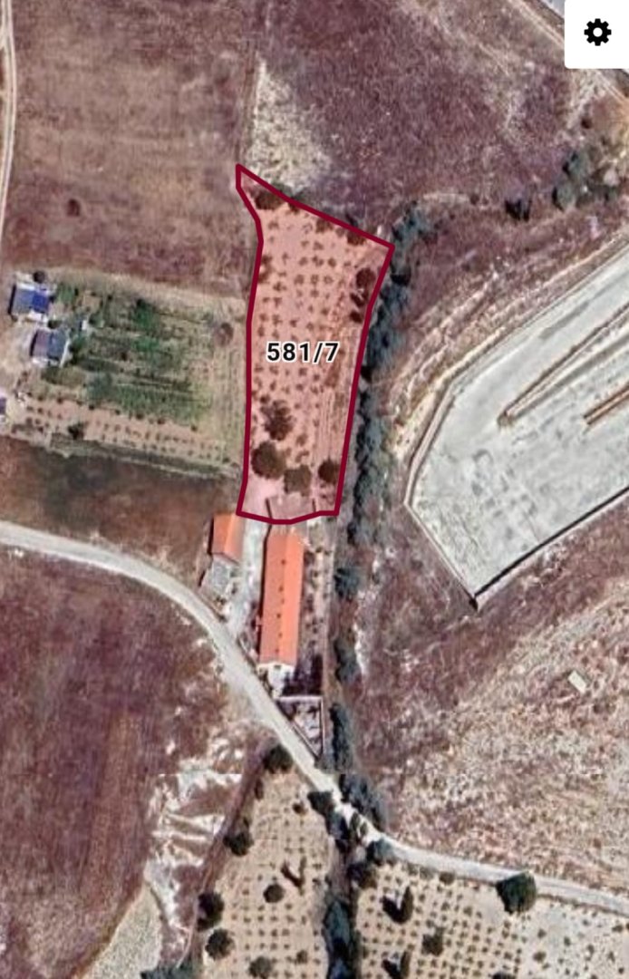 MÜKEMMEL KONUMDA BÜYÜKBAŞ BESİ ÇİFTLİĞİ (2 TAPU:5.574 M2 ALANDA)