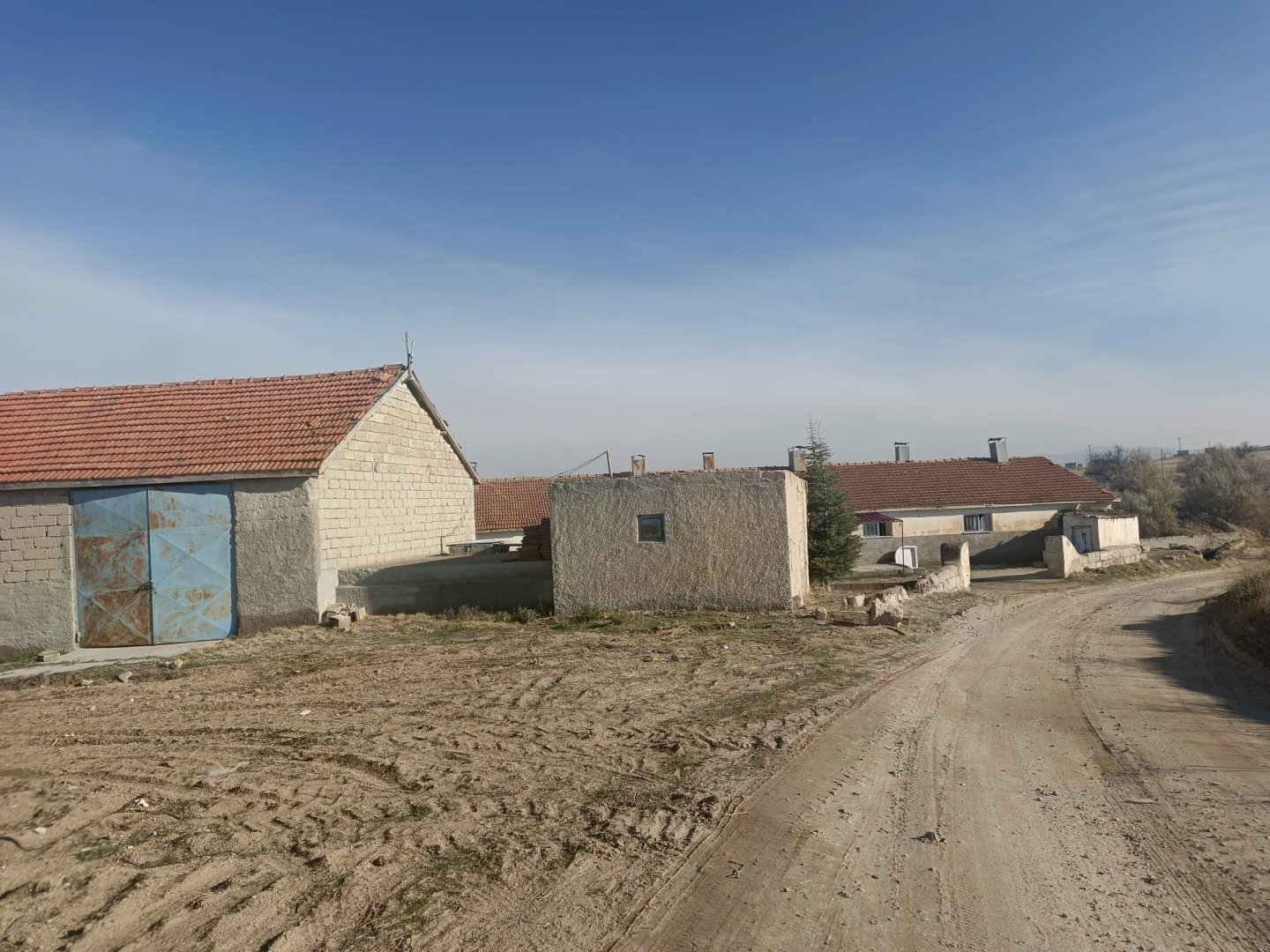 MÜKEMMEL KONUMDA BÜYÜKBAŞ BESİ ÇİFTLİĞİ (2 TAPU:5.574 M2 ALANDA)