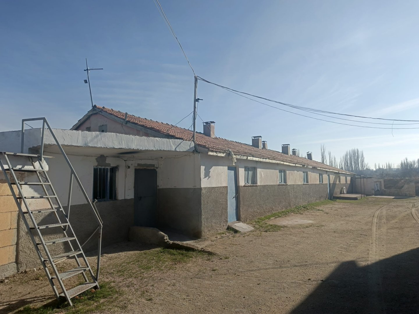 MÜKEMMEL KONUMDA BÜYÜKBAŞ BESİ ÇİFTLİĞİ (2 TAPU:5.574 M2 ALANDA)