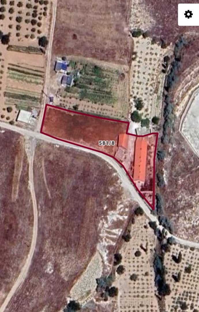 MÜKEMMEL KONUMDA BÜYÜKBAŞ BESİ ÇİFTLİĞİ (2 TAPU:5.574 M2 ALANDA)