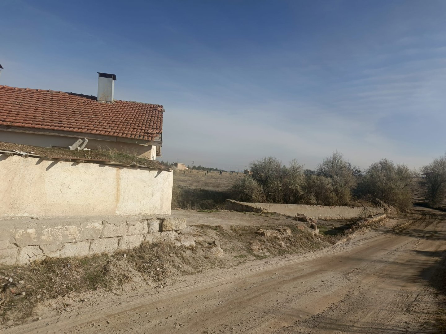 MÜKEMMEL KONUMDA BÜYÜKBAŞ BESİ ÇİFTLİĞİ (2 TAPU:5.574 M2 ALANDA)