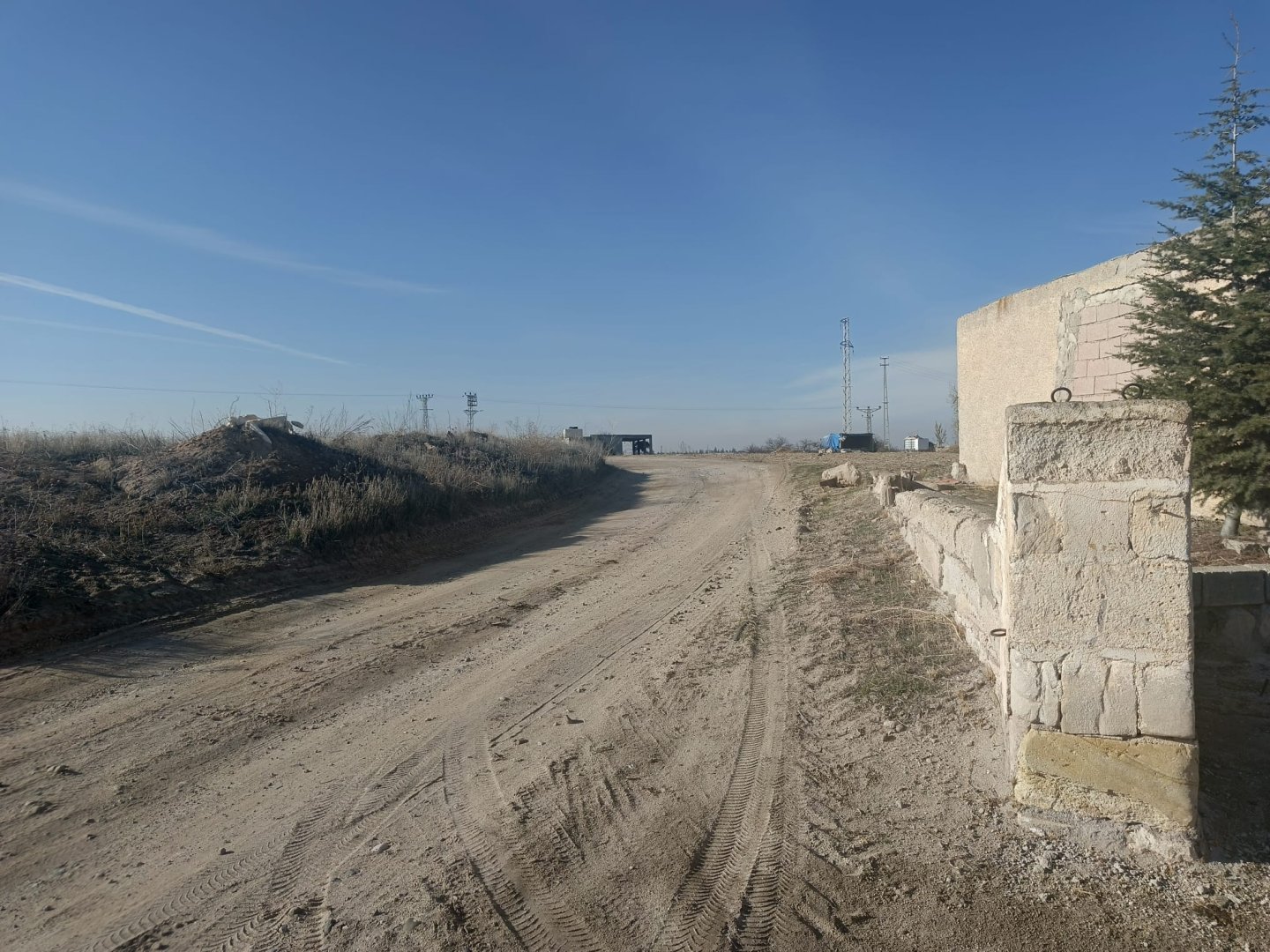 MÜKEMMEL KONUMDA BÜYÜKBAŞ BESİ ÇİFTLİĞİ (2 TAPU:5.574 M2 ALANDA)