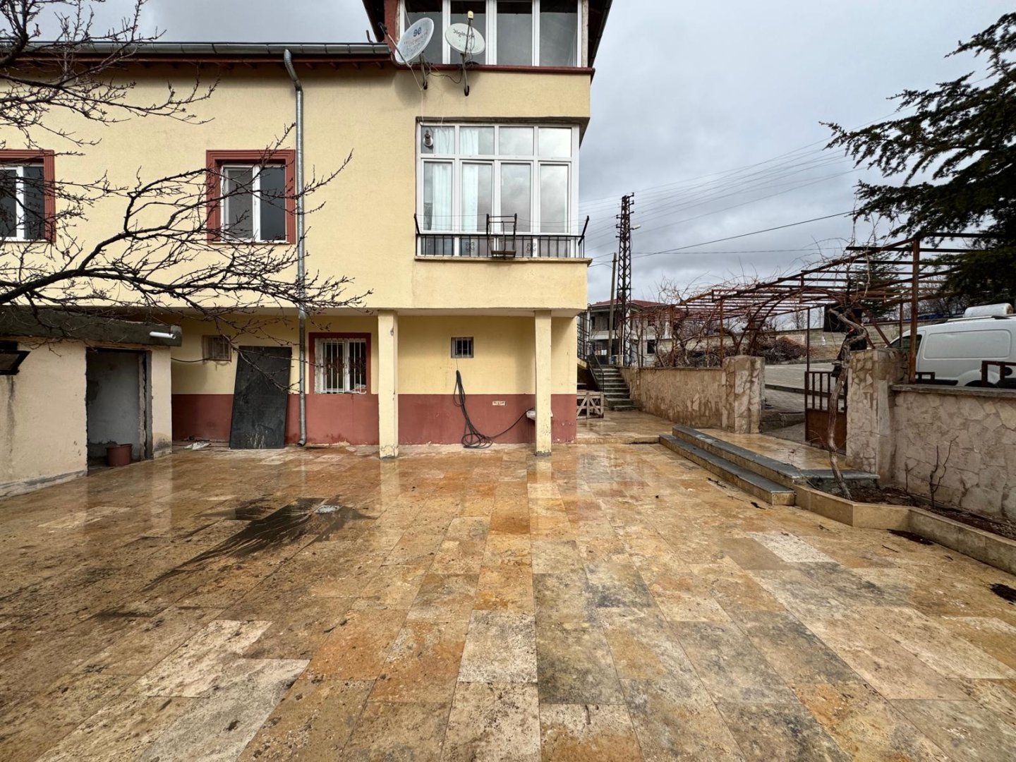 NAR DA SATILIK MÜSTAKİL EV.