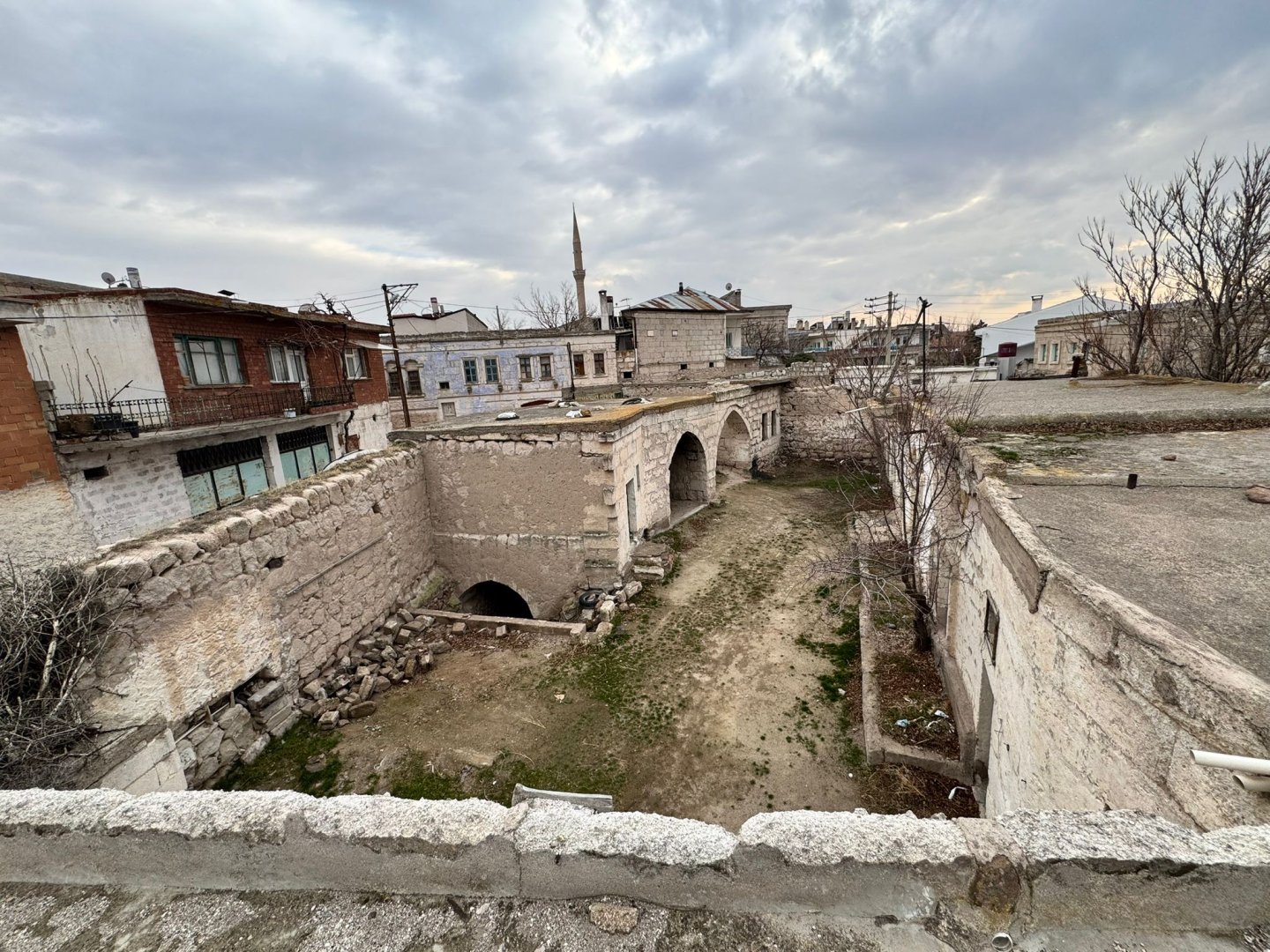 ÇAT DA SATILIK KARGİR EV.