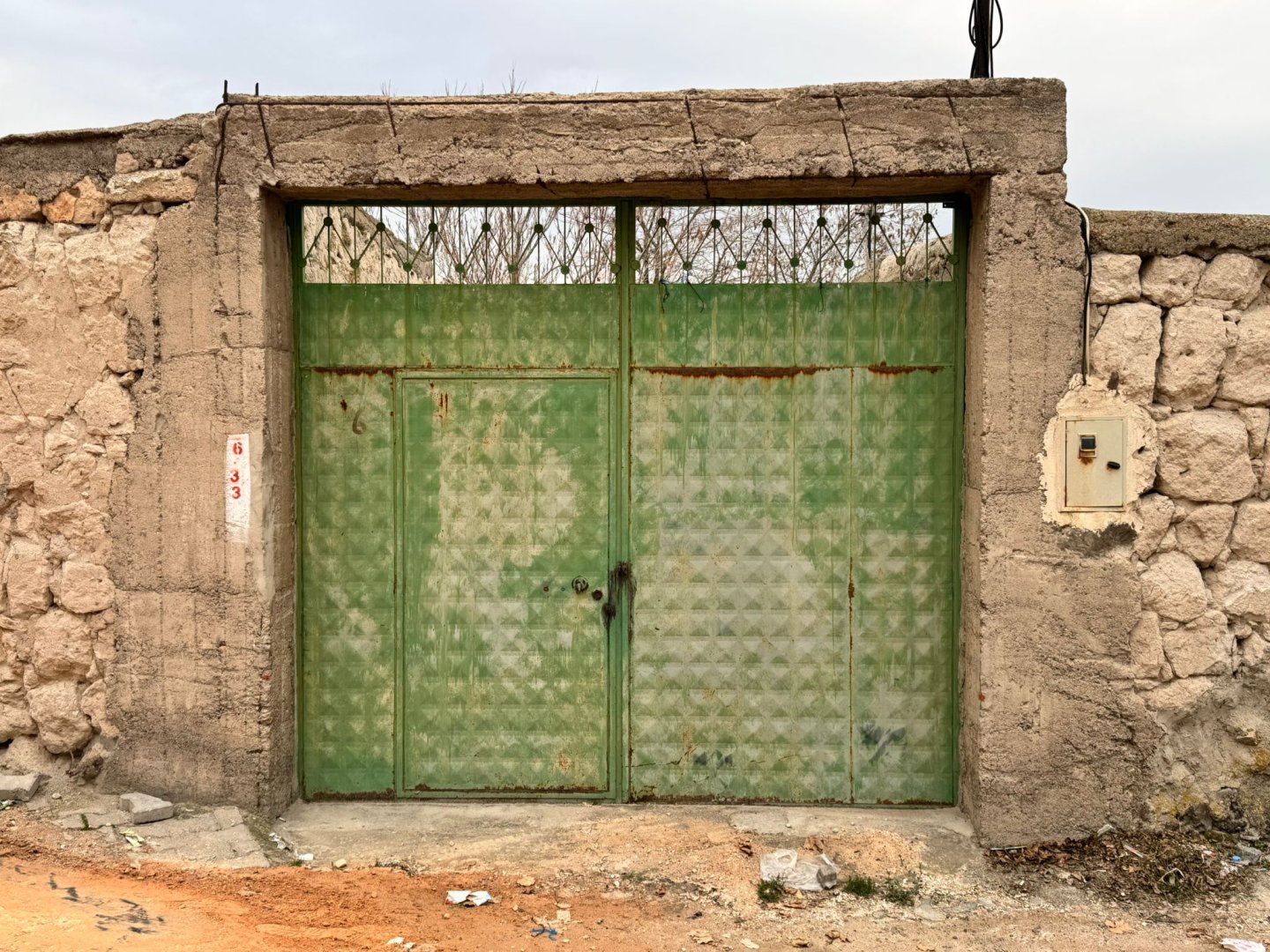 ÇAT DA SATILIK KARGİR EV.