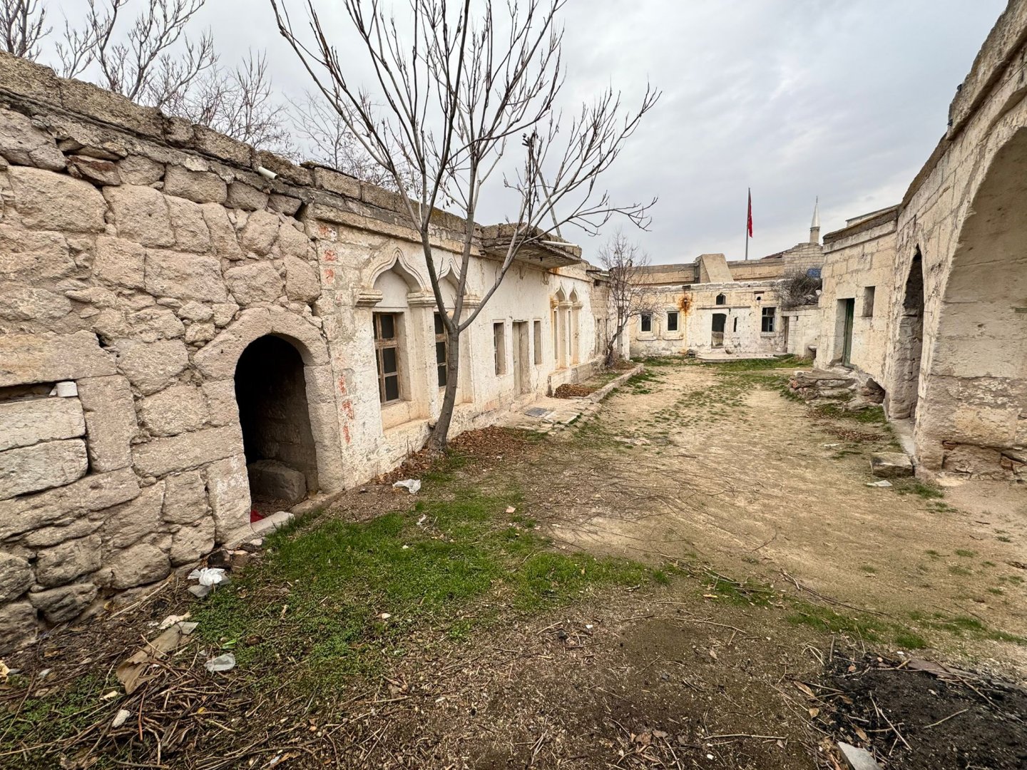 ÇAT DA SATILIK KARGİR EV.