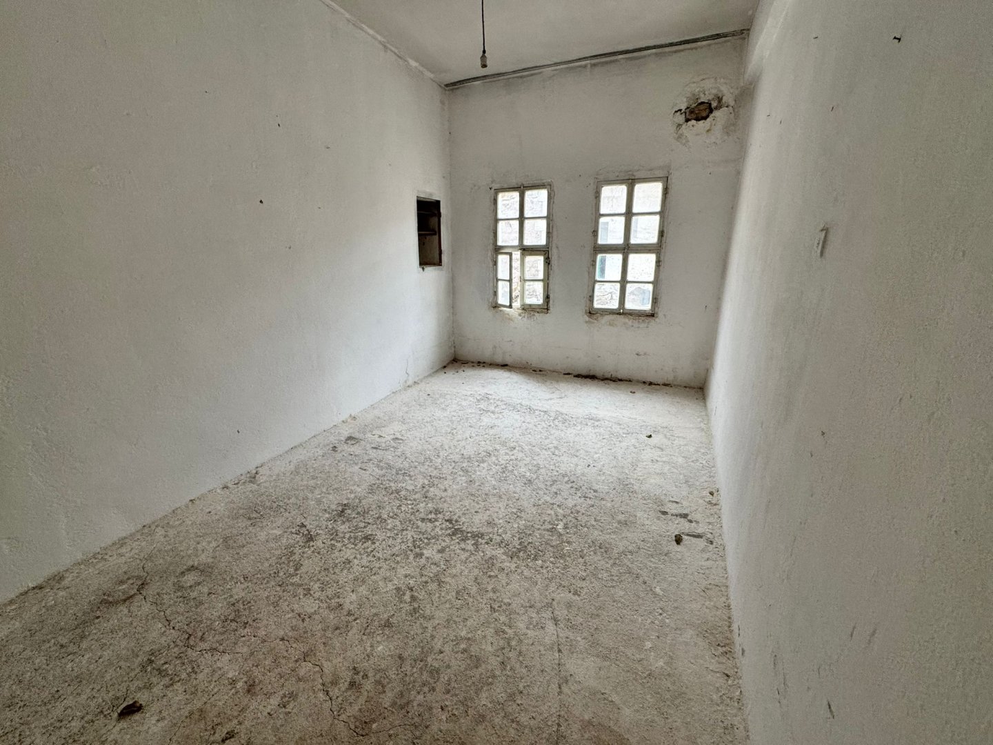 ÇAT DA SATILIK KARGİR EV.