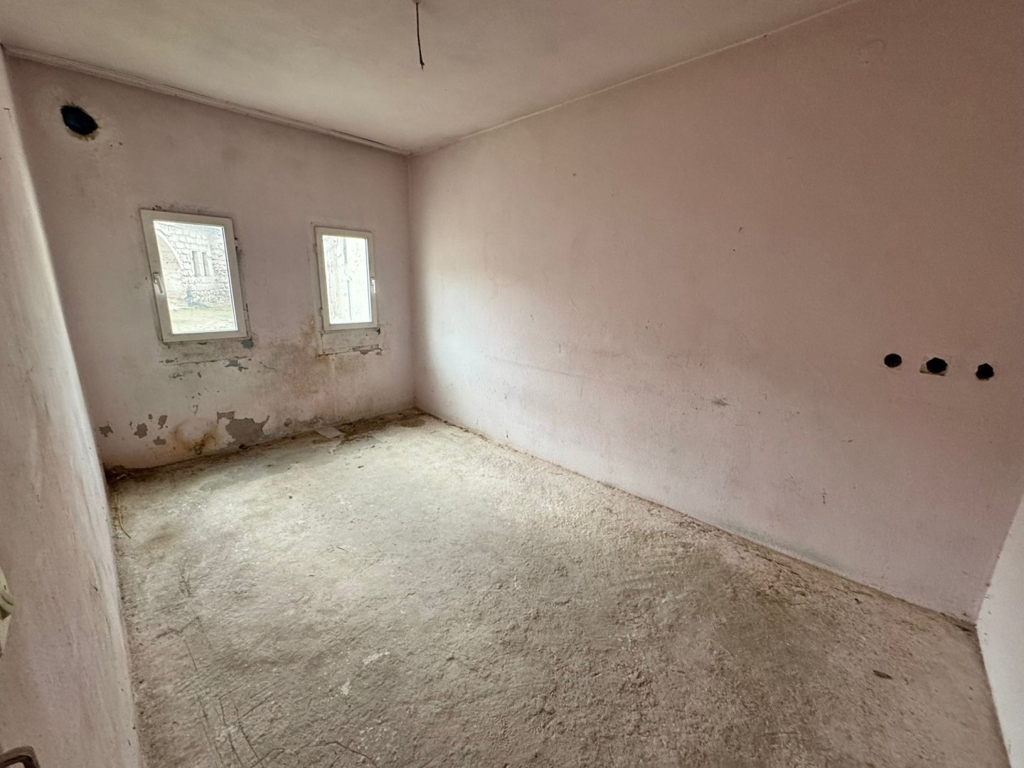 ÇAT DA SATILIK KARGİR EV.