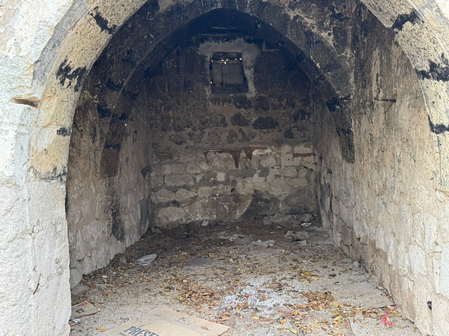 ÇAT DA SATILIK KARGİR EV.