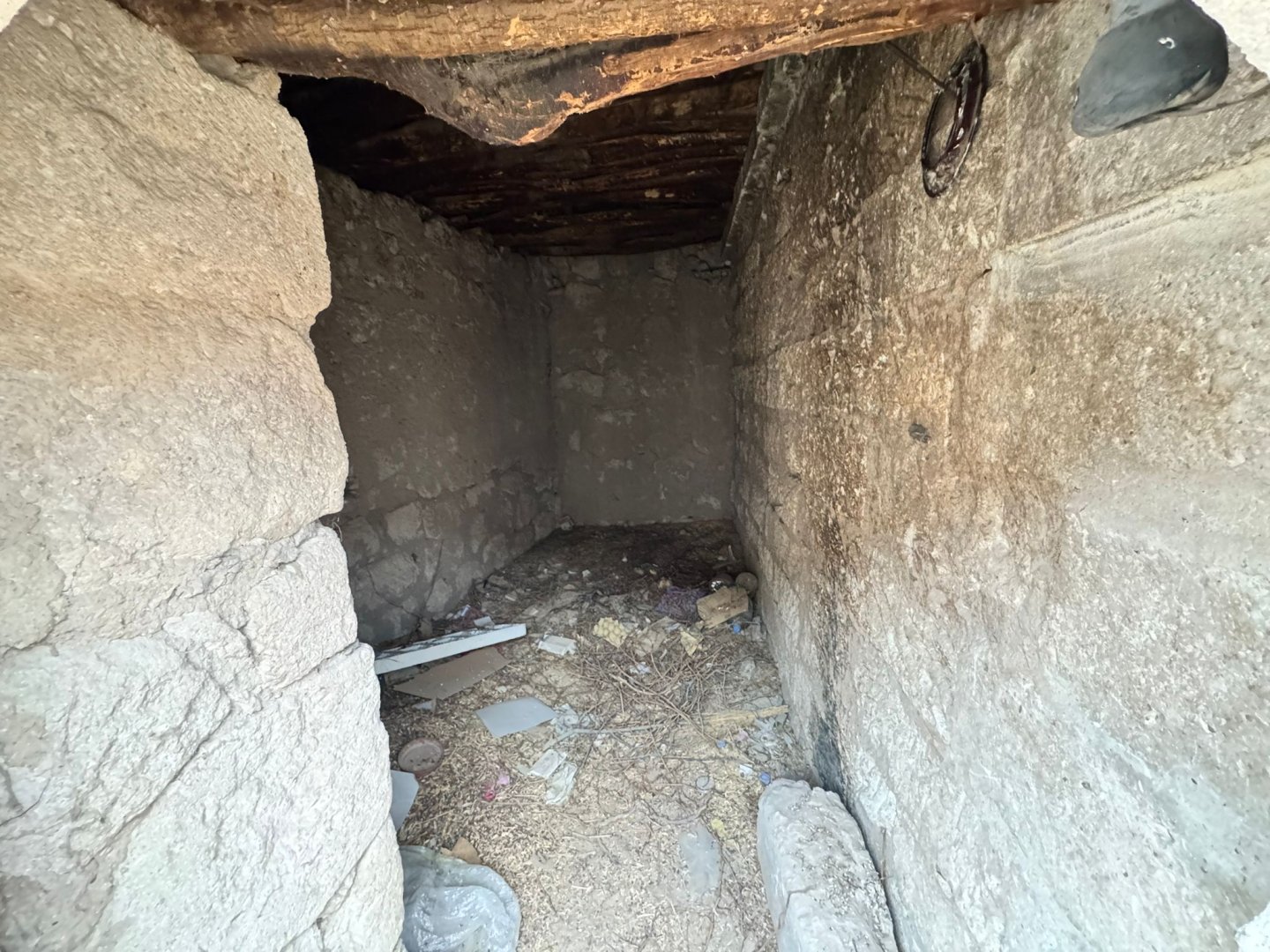 ÇAT DA SATILIK KARGİR EV.