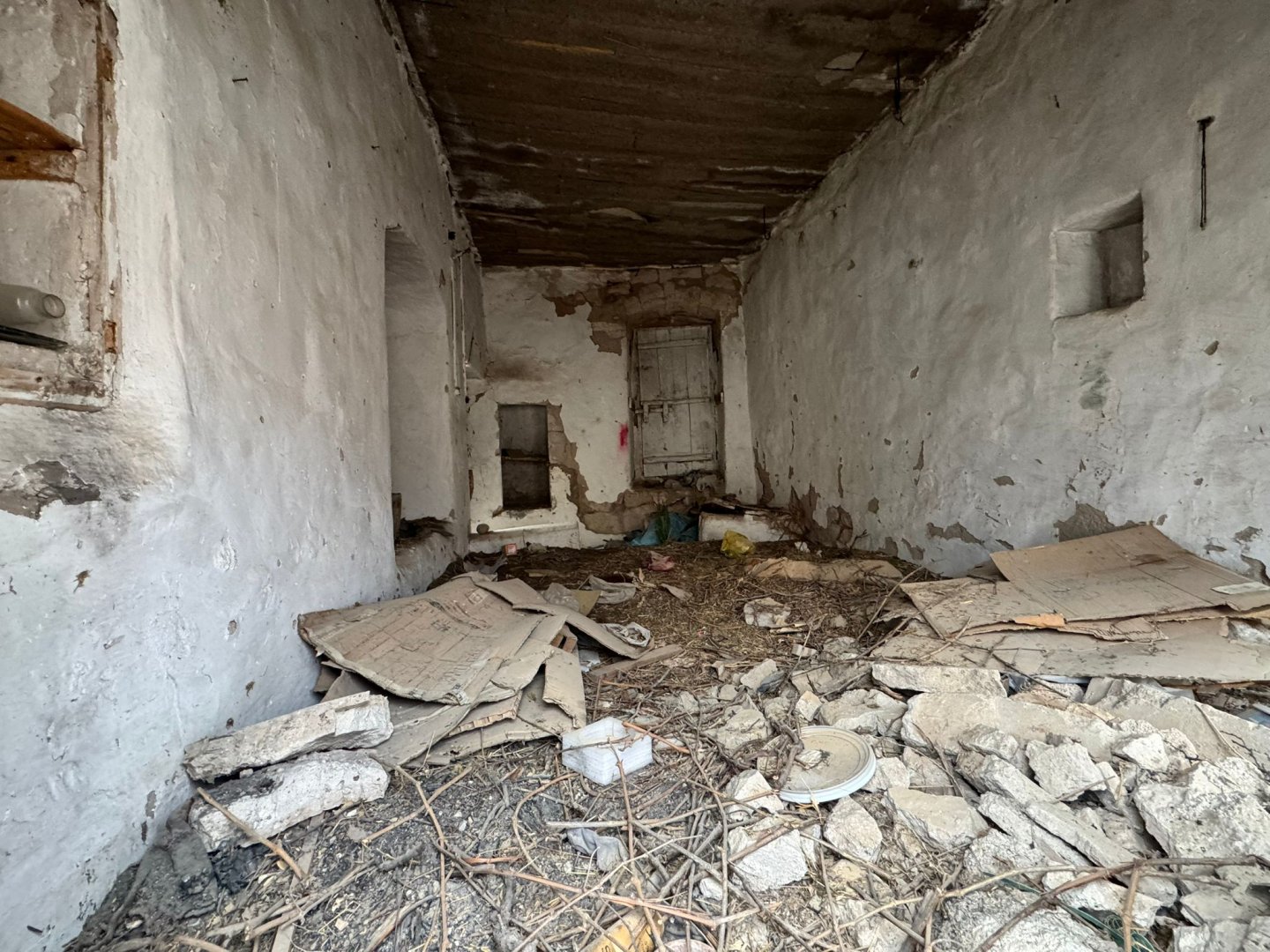 ÇAT DA SATILIK KARGİR EV.