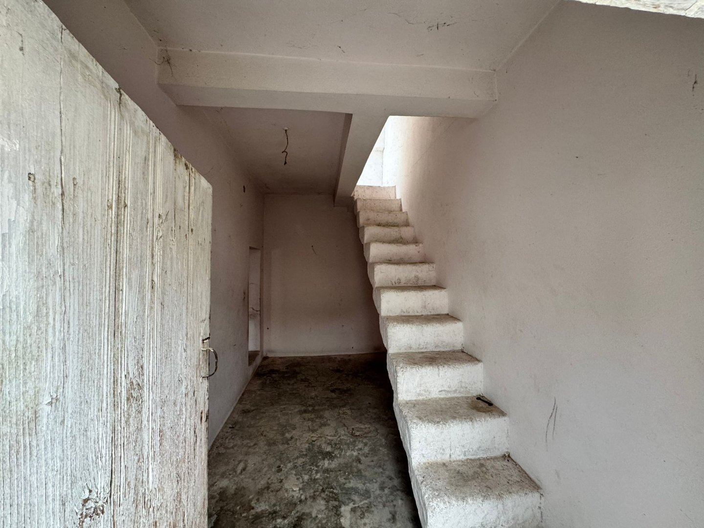 ÇAT DA SATILIK KARGİR EV.