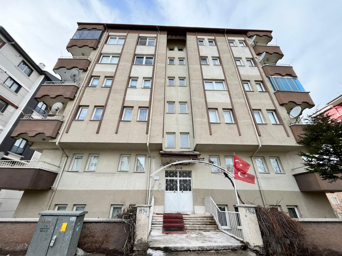 GÜZELYURTTA 3+1 GENİŞ SATILIK DAİRE