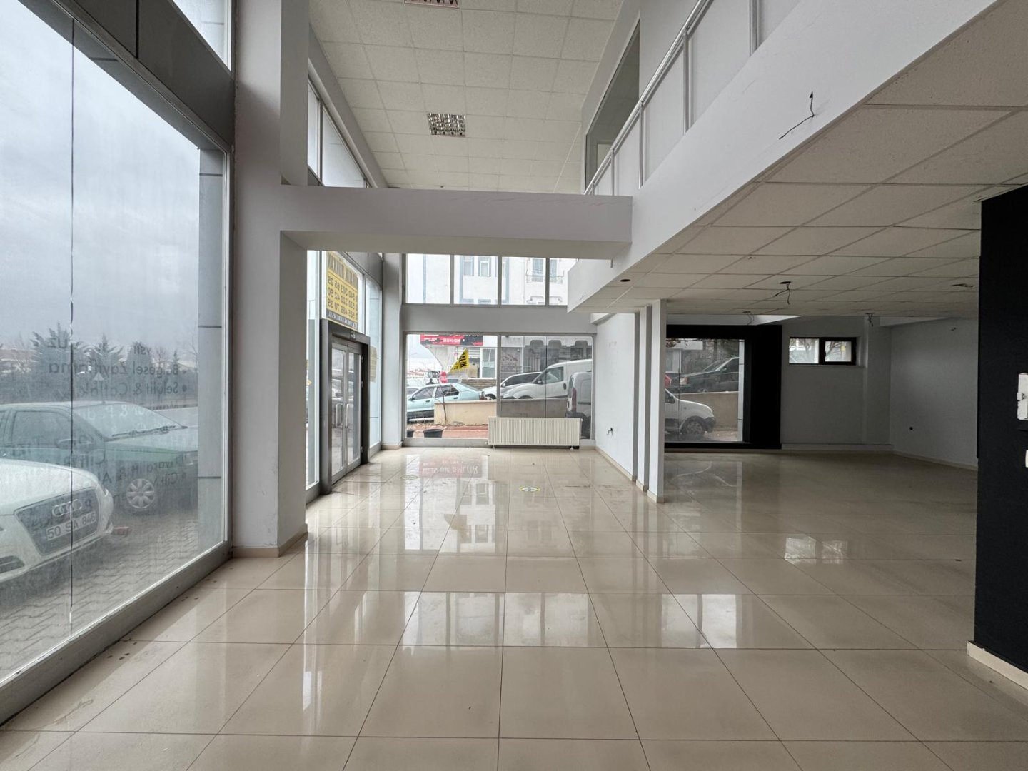 EMLAK KURUMSALDAN ANAYOL ÜZERİNDE KİRALIK DÜKKAN