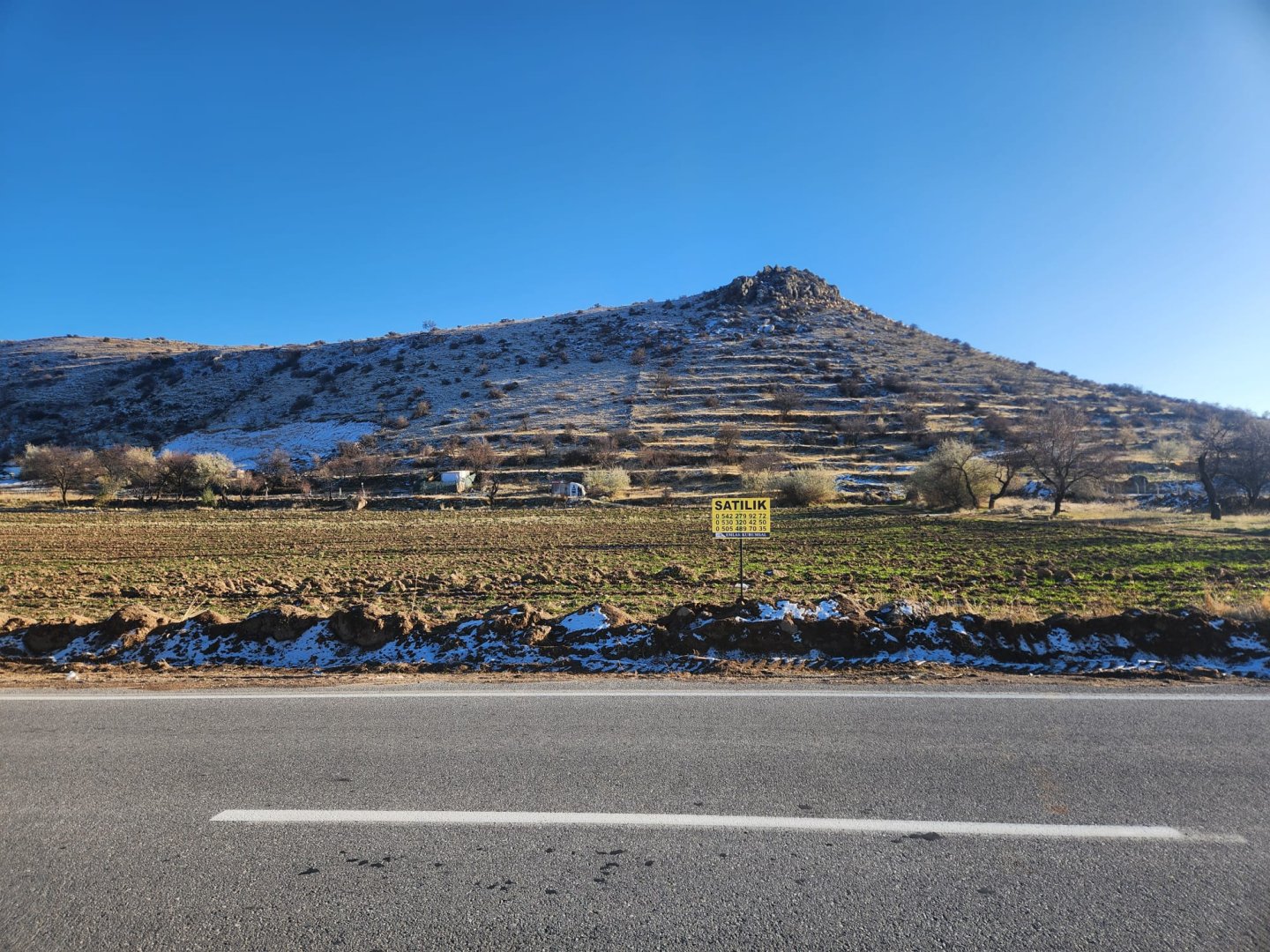 ANAYOLDA SATILIK TARLA.