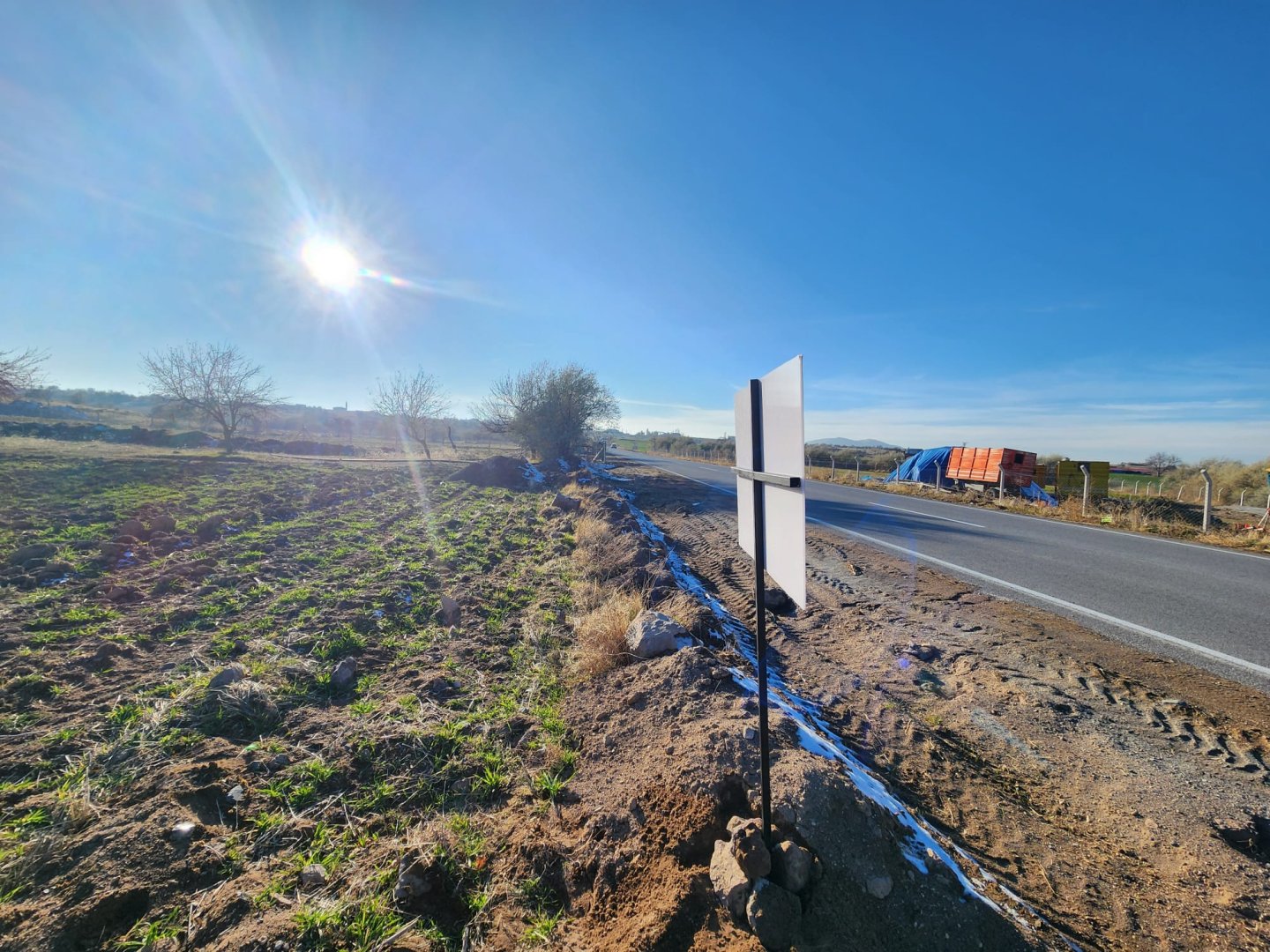 ANAYOLDA SATILIK TARLA.