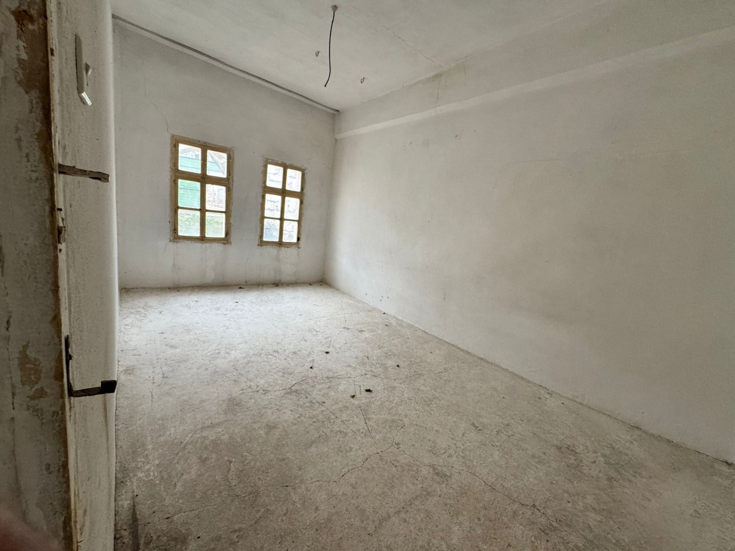 ÇATTA SATILIK KARGİR EV VE ARSASI.