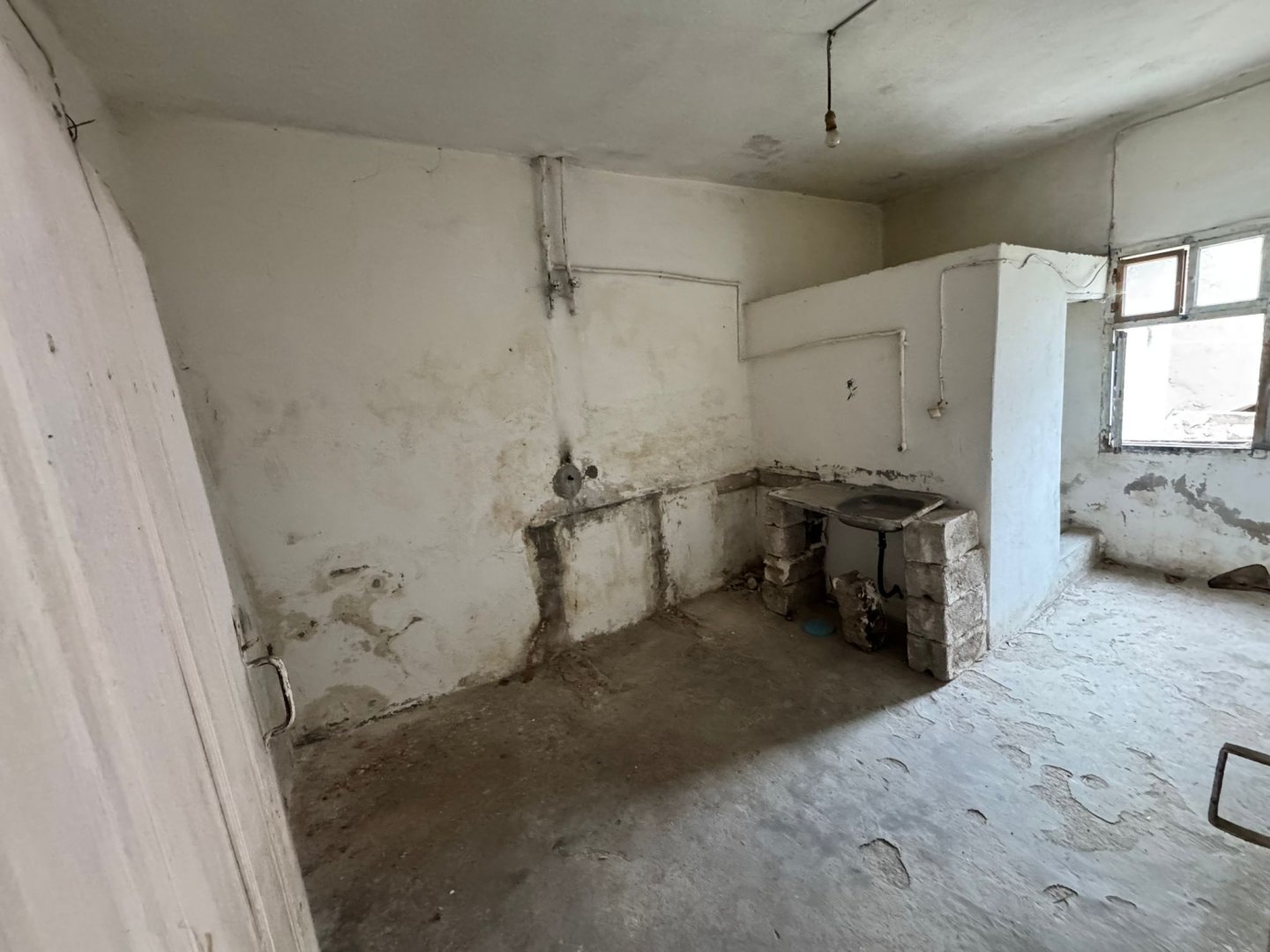 ÇATTA SATILIK KARGİR EV VE ARSASI.