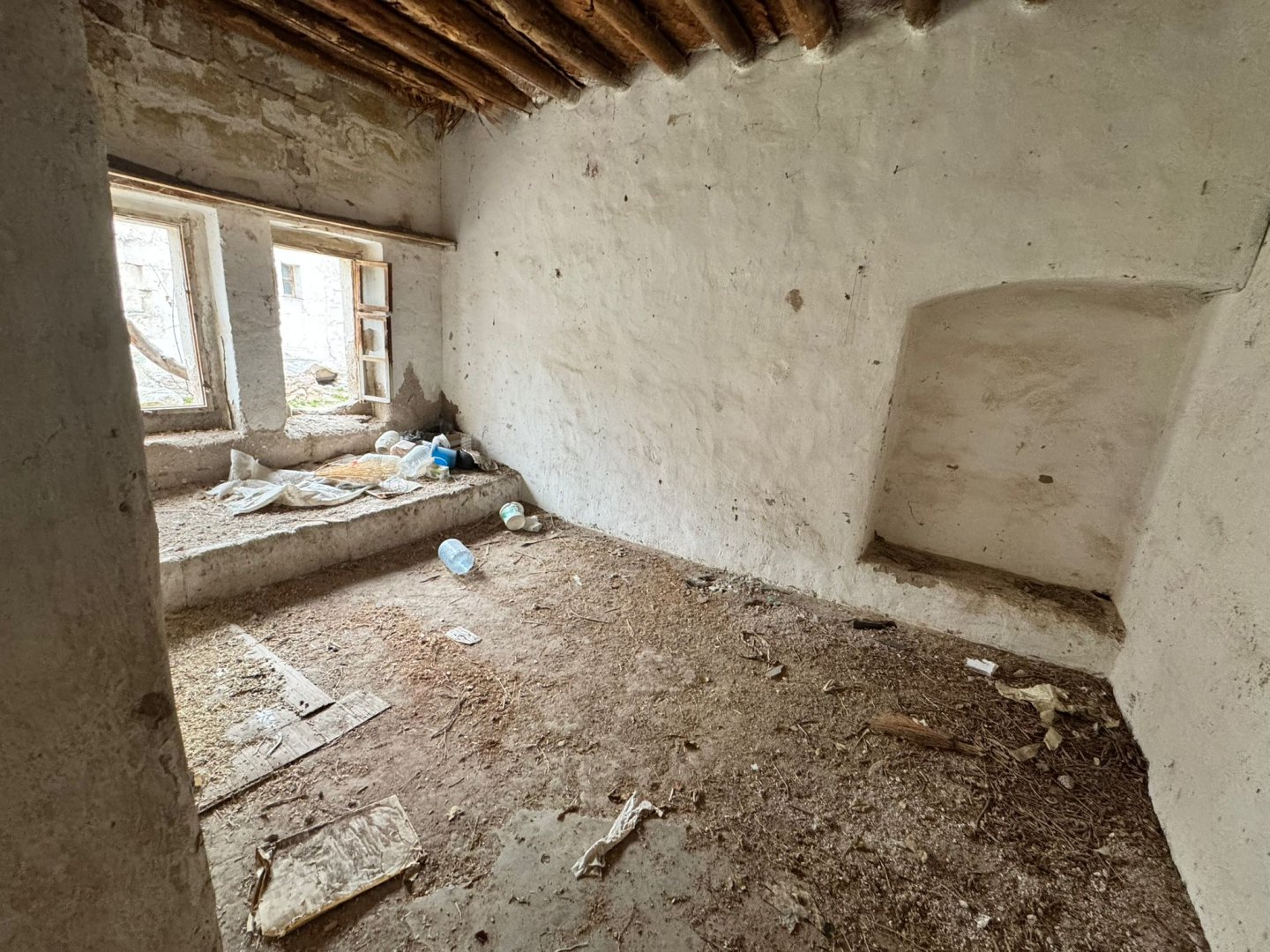 ÇATTA SATILIK KARGİR EV VE ARSASI.