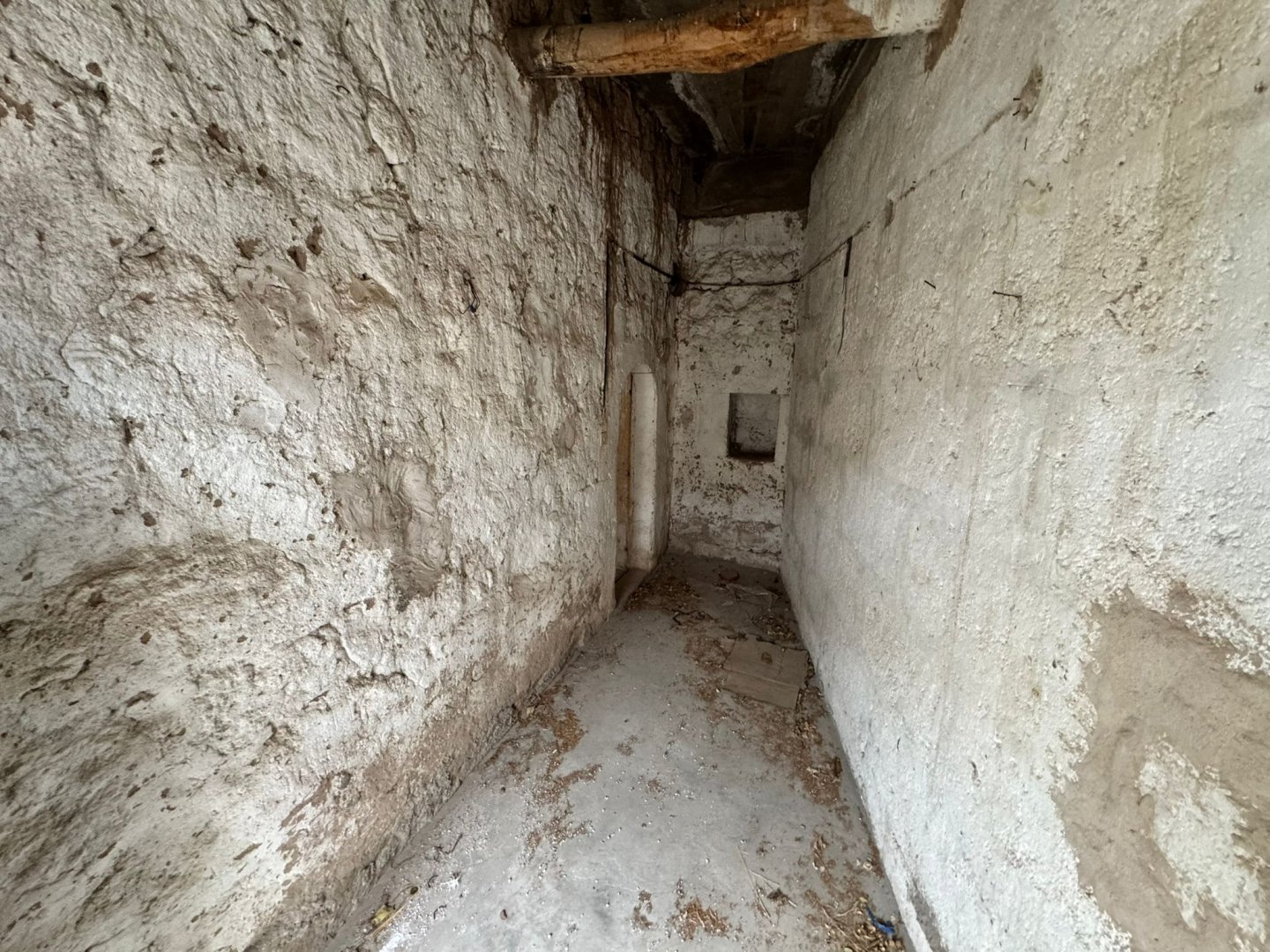 ÇATTA SATILIK KARGİR EV VE ARSASI.