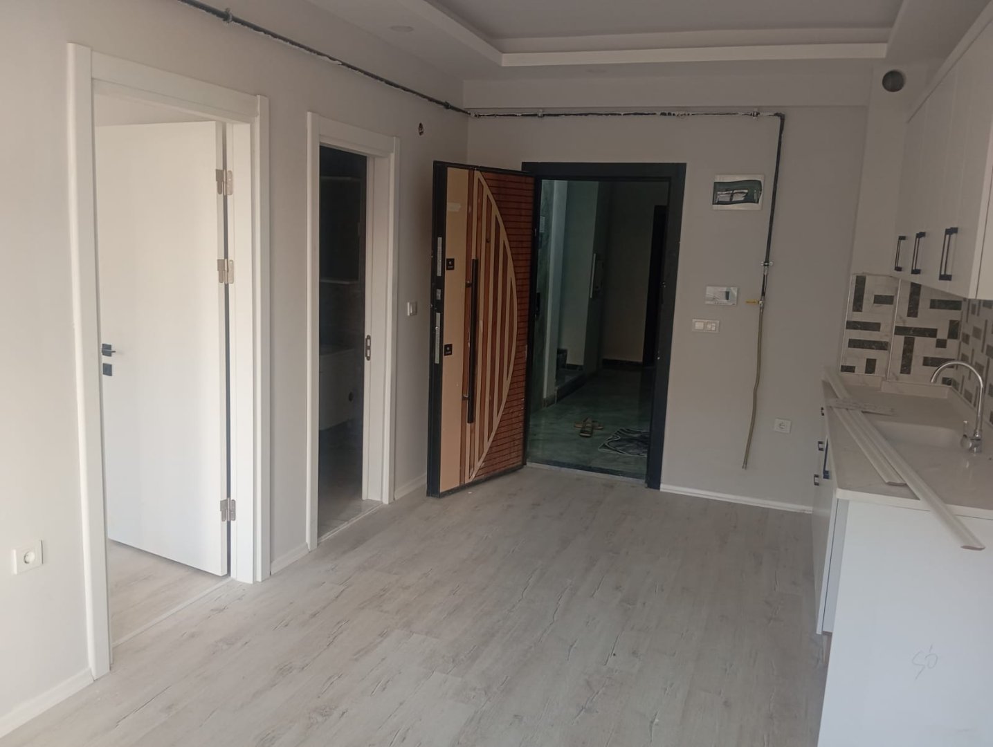 2000 EVLER MAHALLESİNDE PTT ÜZERİ 1+1 SATILIK DAİRE