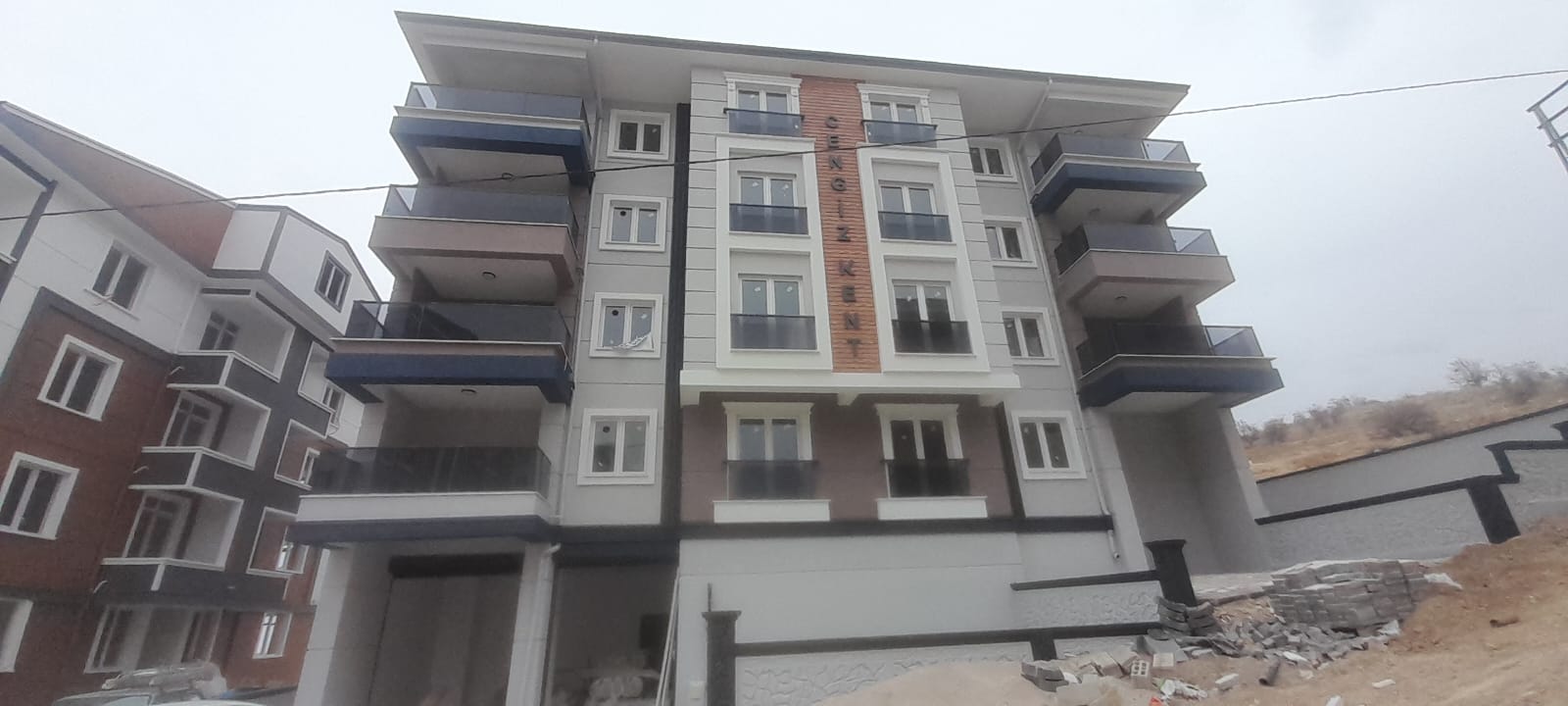 MÜKEMMEL LOKASYONDA NET 100M2 2+1 SATILIK DAİRE