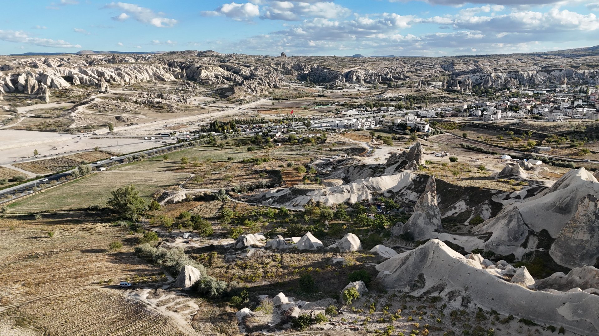 GÖREMEDE ANA ASFALT YOLA 300M UZAKLIKTA SATILIK 900M2 BAĞ