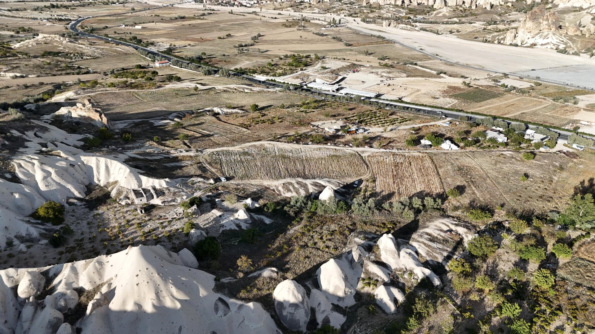 GÖREMEDE ANA ASFALT YOLA 300M UZAKLIKTA SATILIK 900M2 BAĞ