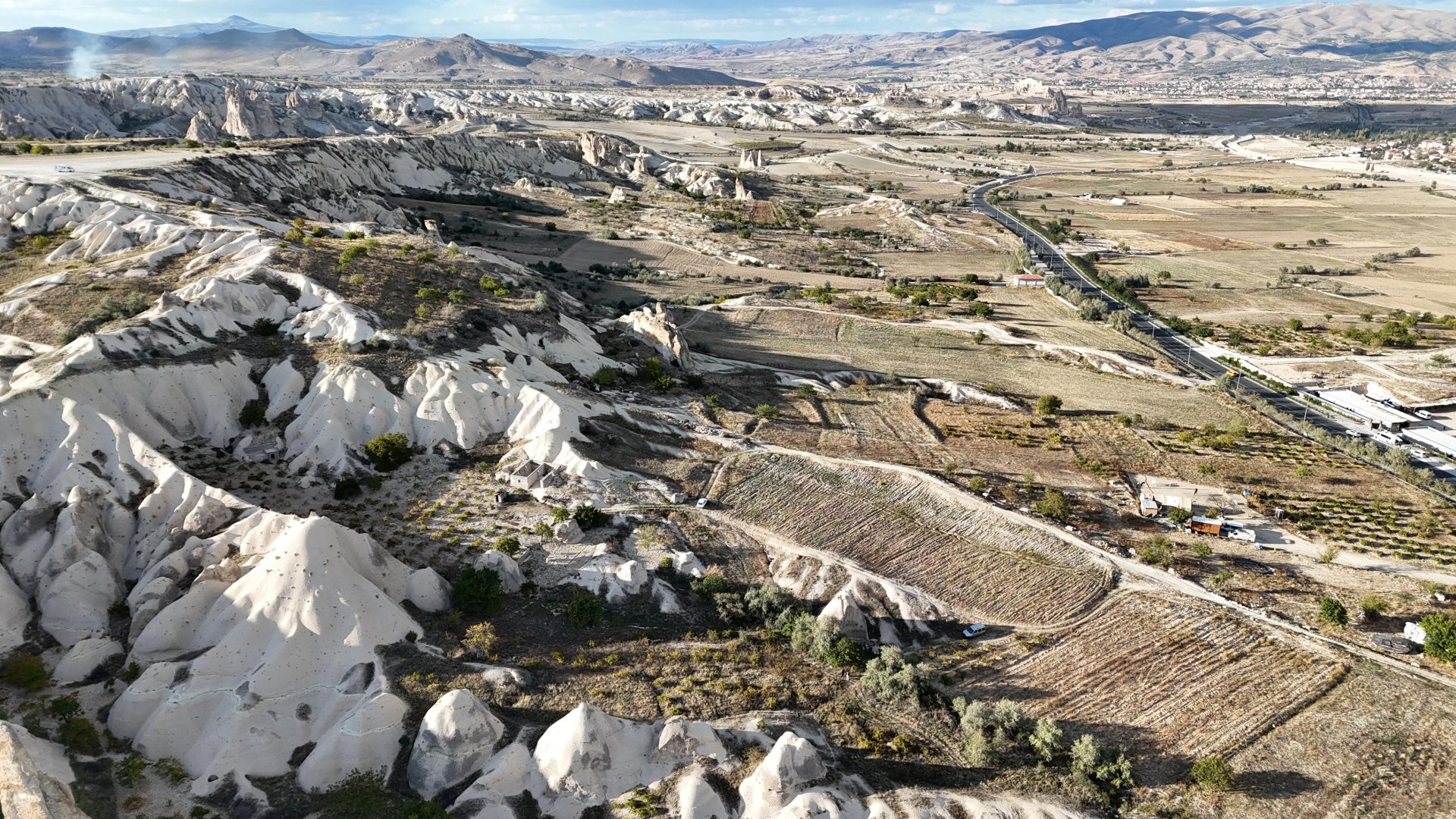 GÖREMEDE ANA ASFALT YOLA 300M UZAKLIKTA SATILIK 900M2 BAĞ