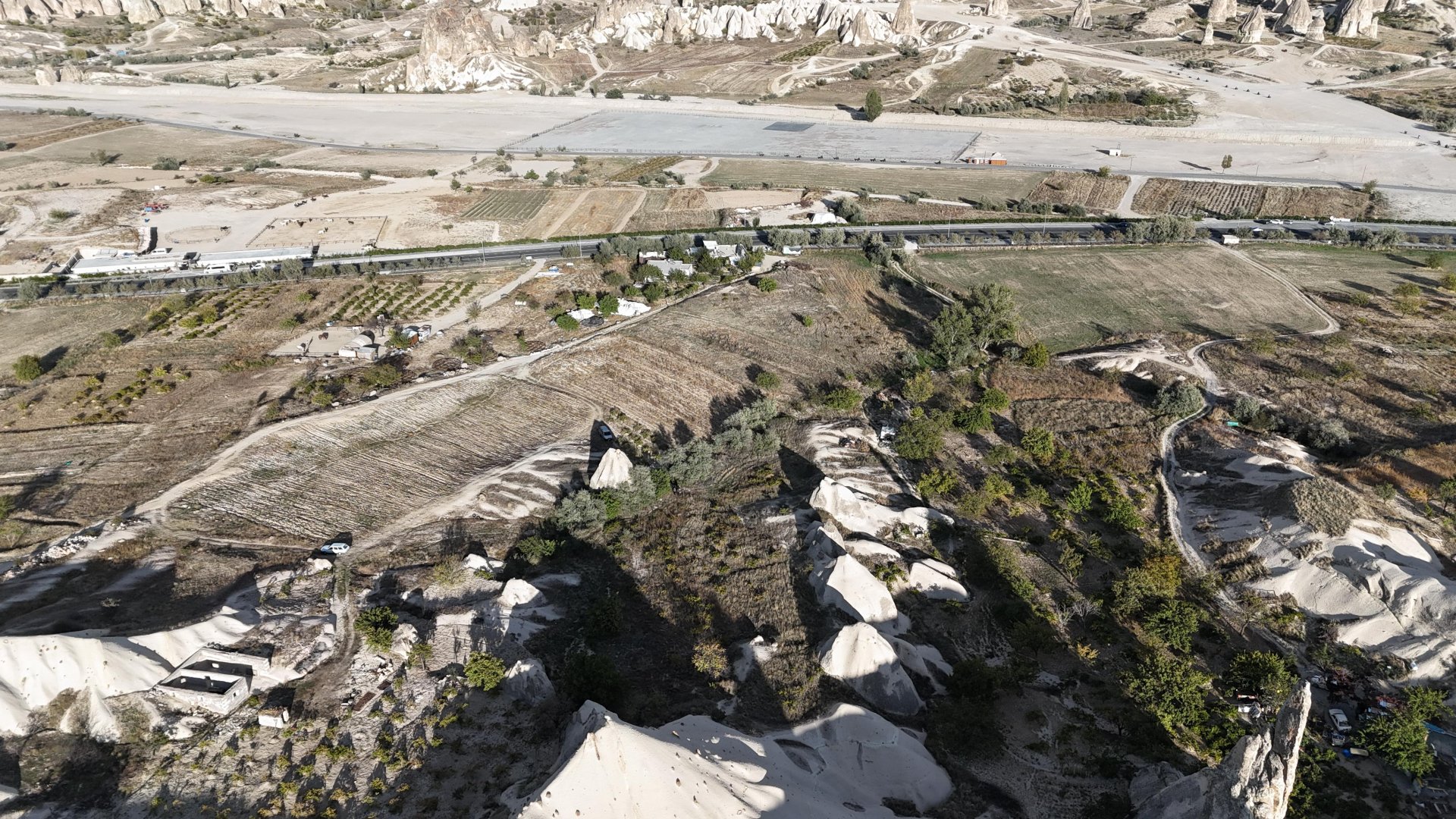 GÖREMEDE ANA ASFALT YOLA 300M UZAKLIKTA SATILIK 900M2 BAĞ