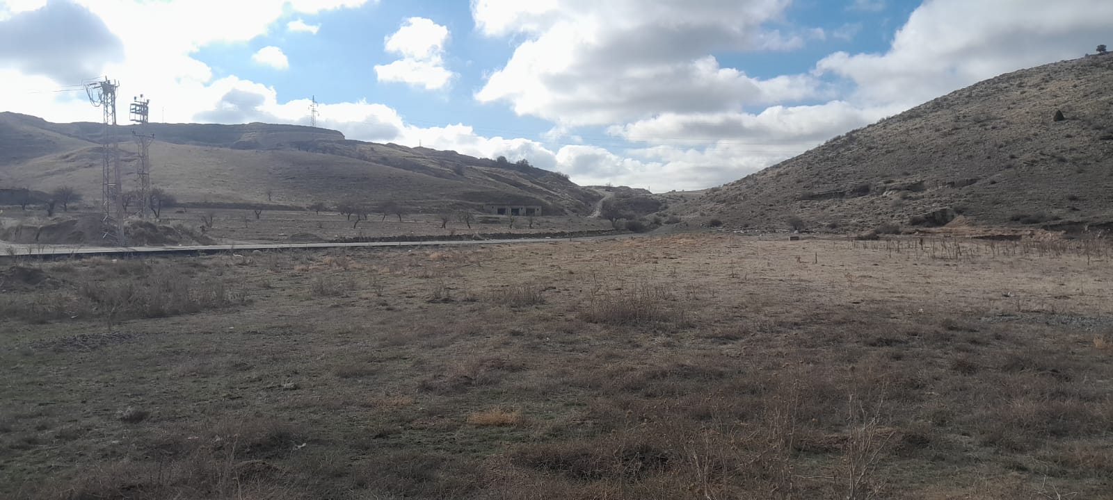 GÜVERCİNLİK KÖYÜNDE 7352M2 NİĞDE YOLU ÜZERİ SATILIK TARLA