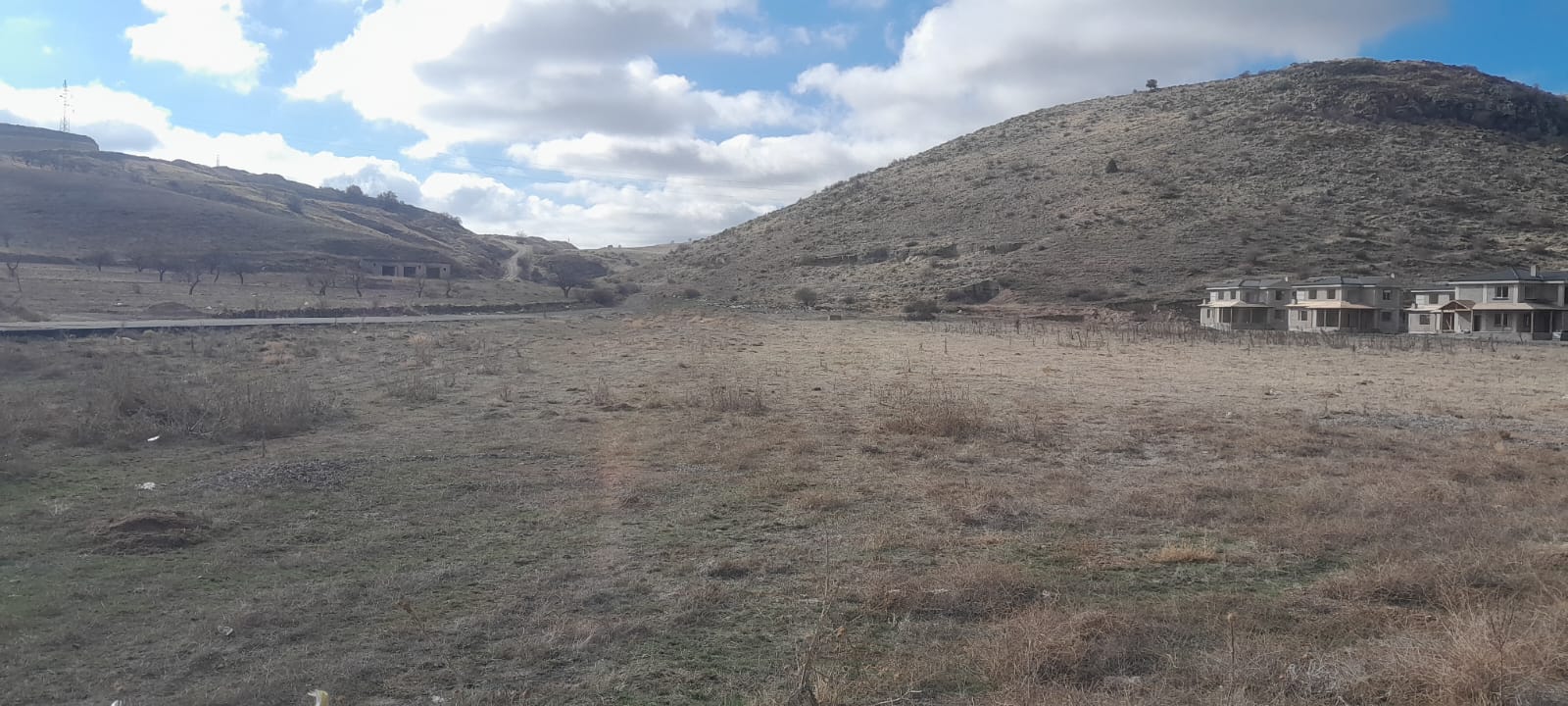 GÜVERCİNLİK KÖYÜNDE 7352M2 NİĞDE YOLU ÜZERİ SATILIK TARLA