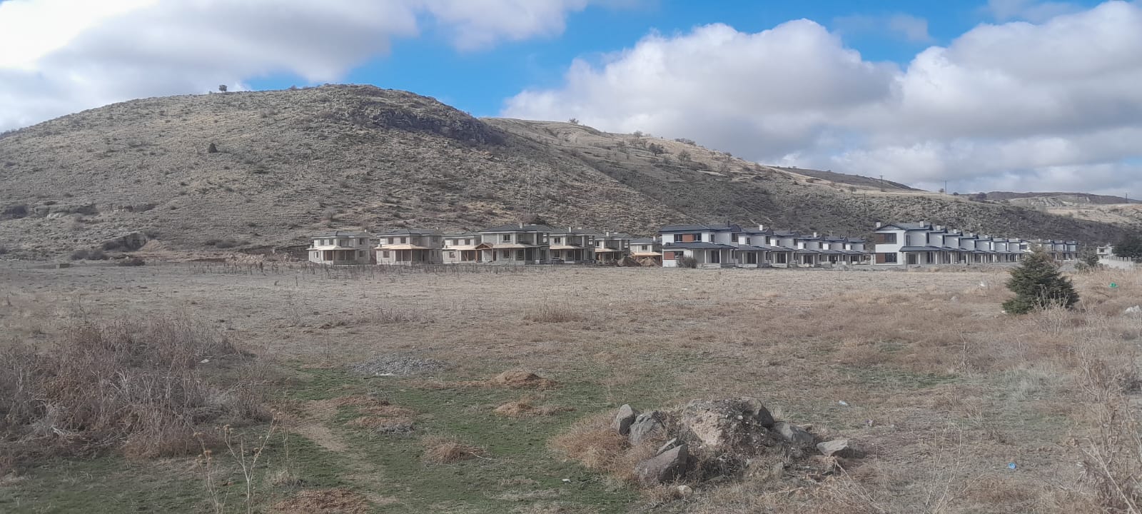 GÜVERCİNLİK KÖYÜNDE 7352M2 NİĞDE YOLU ÜZERİ SATILIK TARLA