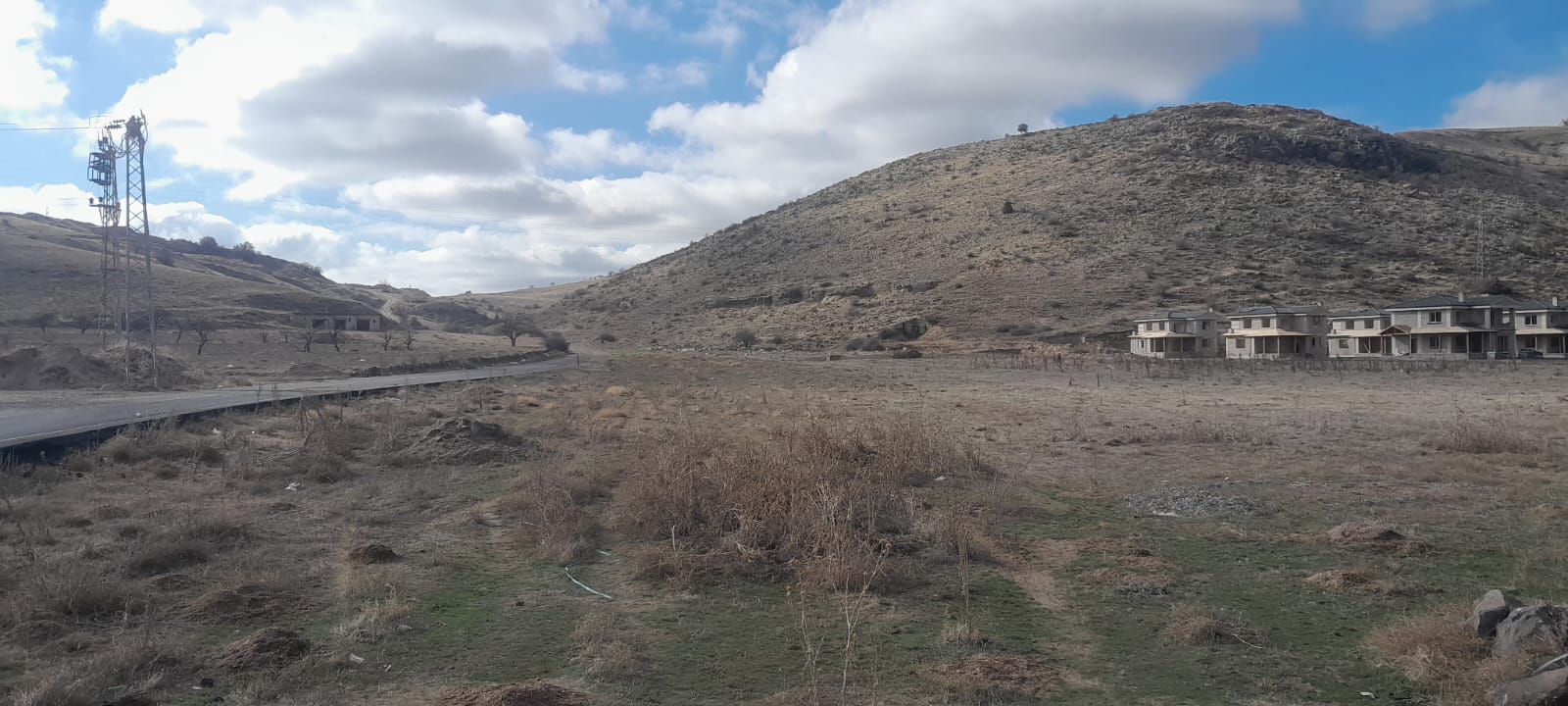 GÜVERCİNLİK KÖYÜNDE 7352M2 NİĞDE YOLU ÜZERİ SATILIK TARLA