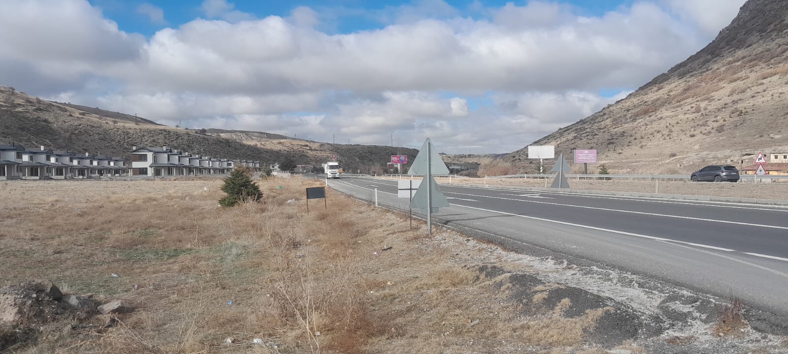 GÜVERCİNLİK KÖYÜNDE 7352M2 NİĞDE YOLU ÜZERİ SATILIK TARLA
