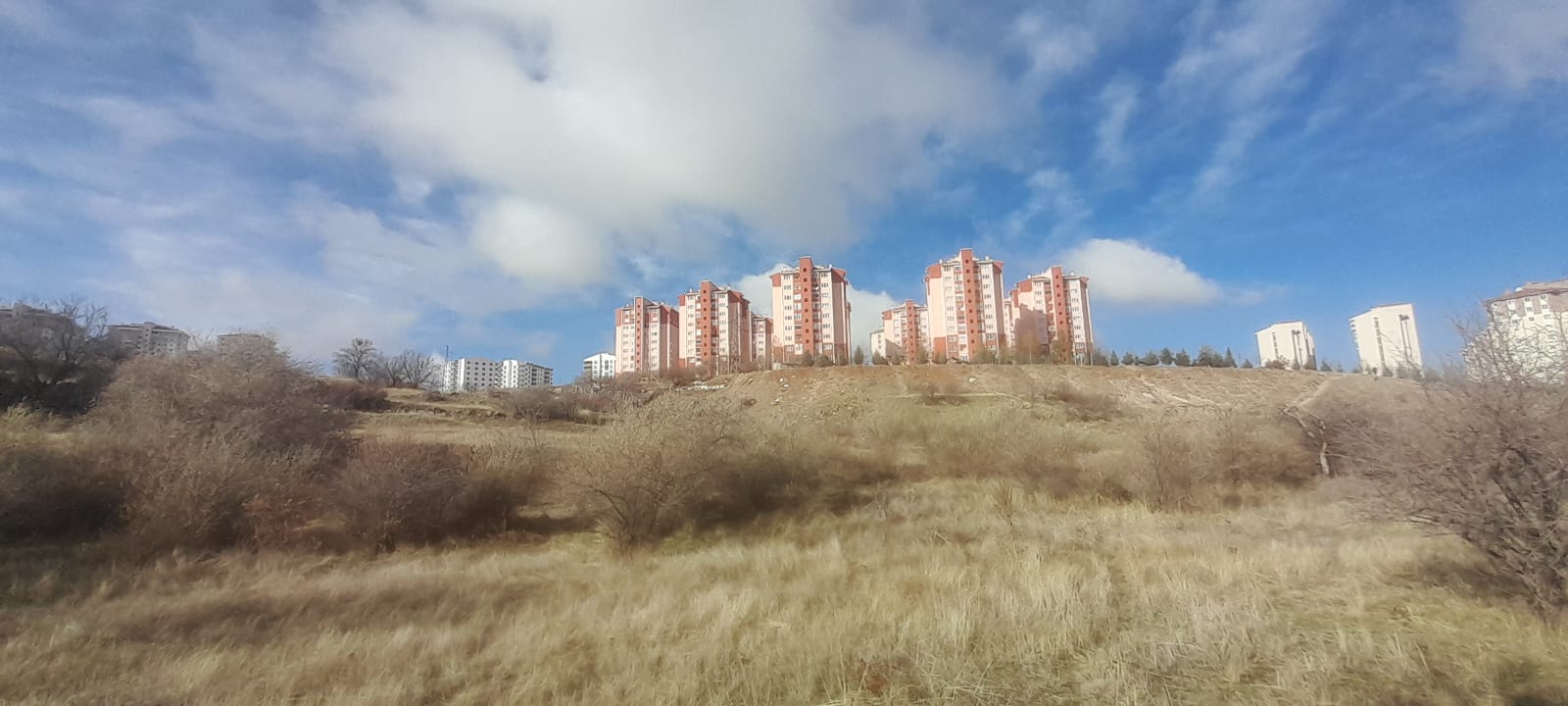 1.ETAP TOKİLERİN ARKA TARAFINDA 12678M2 SATILIK TARLA