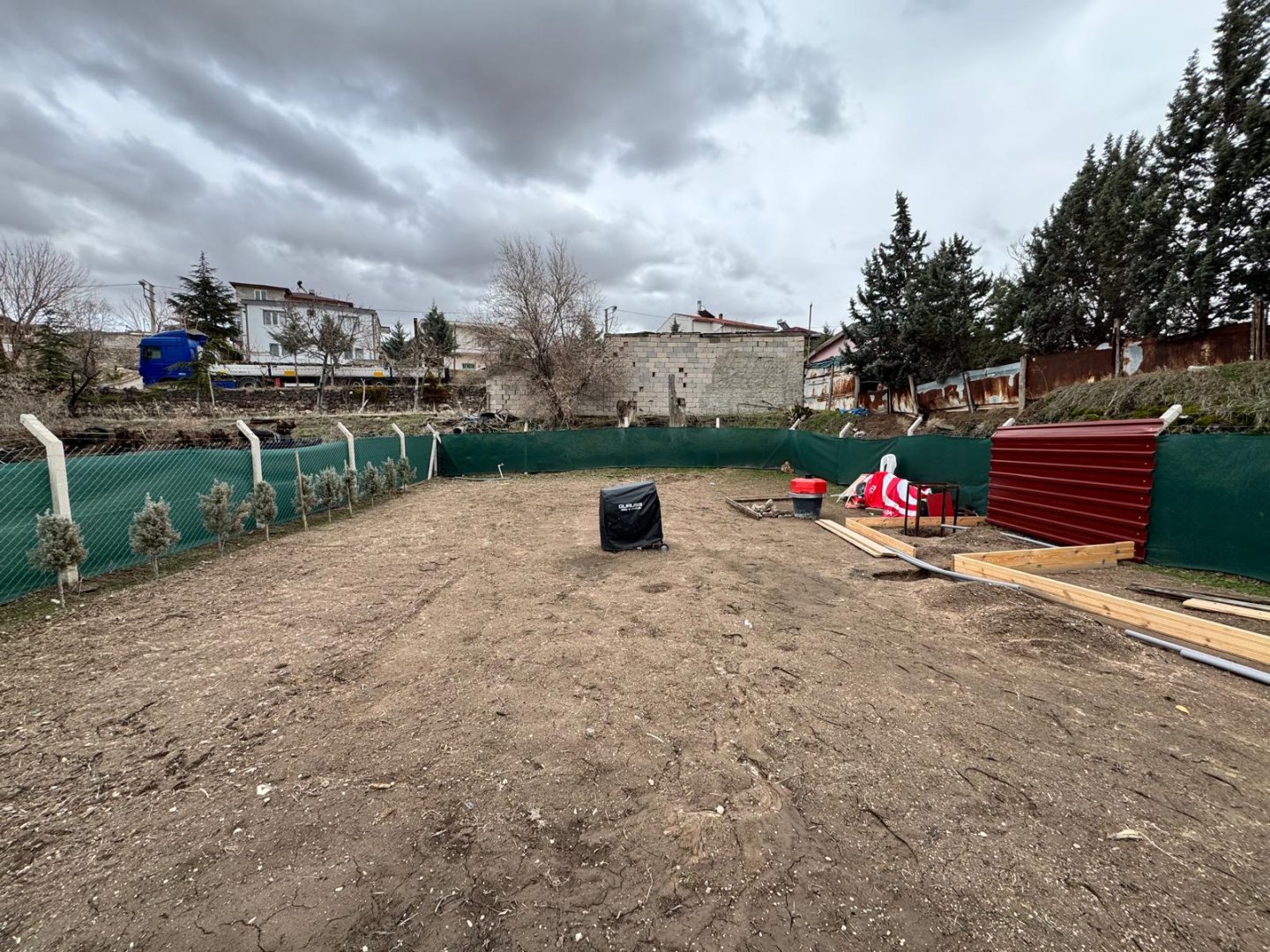 ÇAT DA SATILIK BAHÇE.