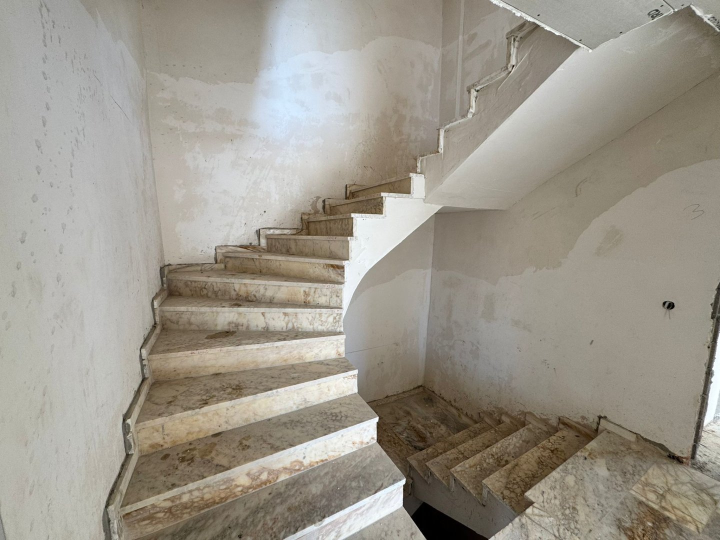 MEHMET AKİF ERSOY MAHALLESİNDE KOMPLE SATILIK BİNA.