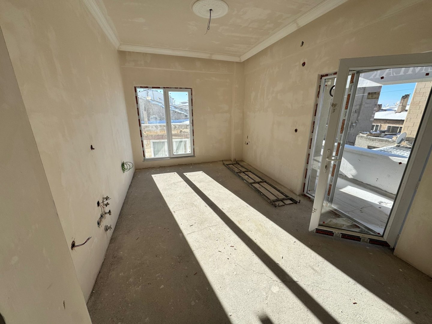 MEHMET AKİF ERSOY MAHALLESİNDE KOMPLE SATILIK BİNA.