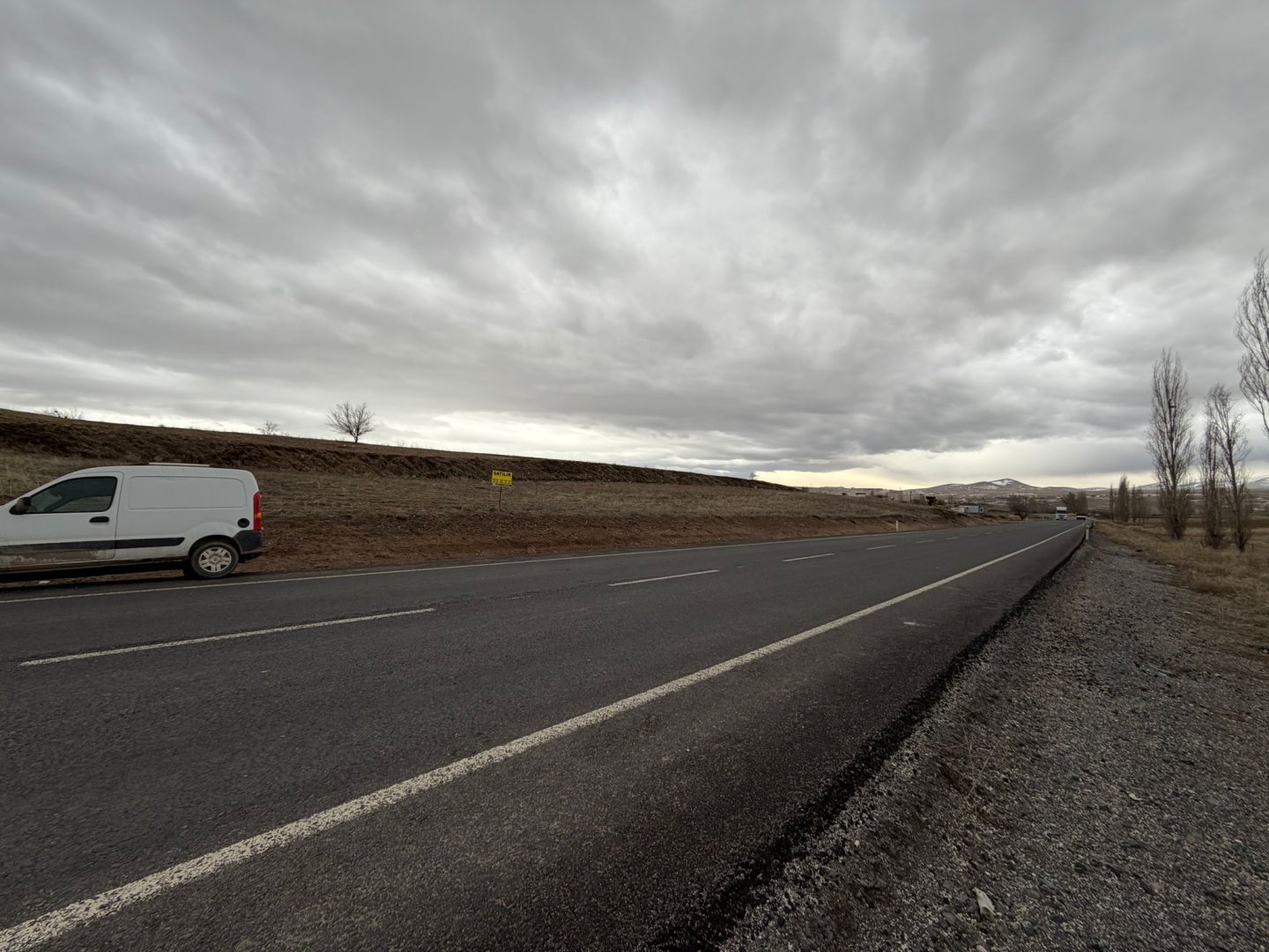 ÇARDAK YOLUNDA SATILIK TARLA