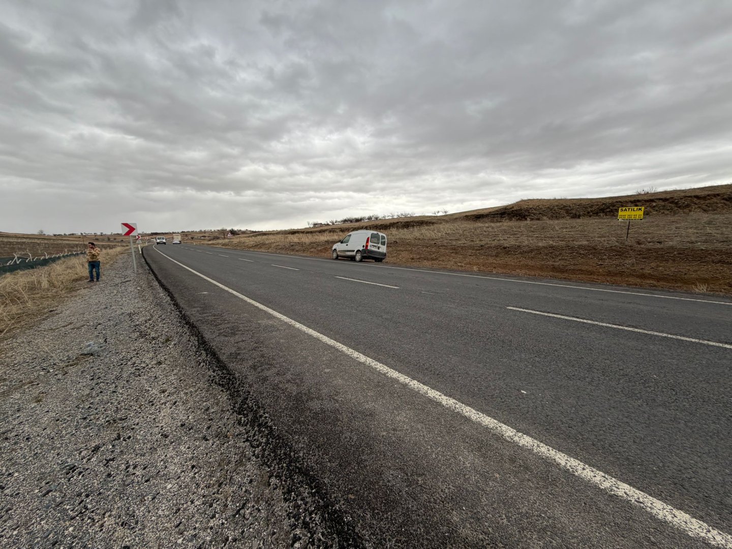 ÇARDAK YOLUNDA SATILIK TARLA