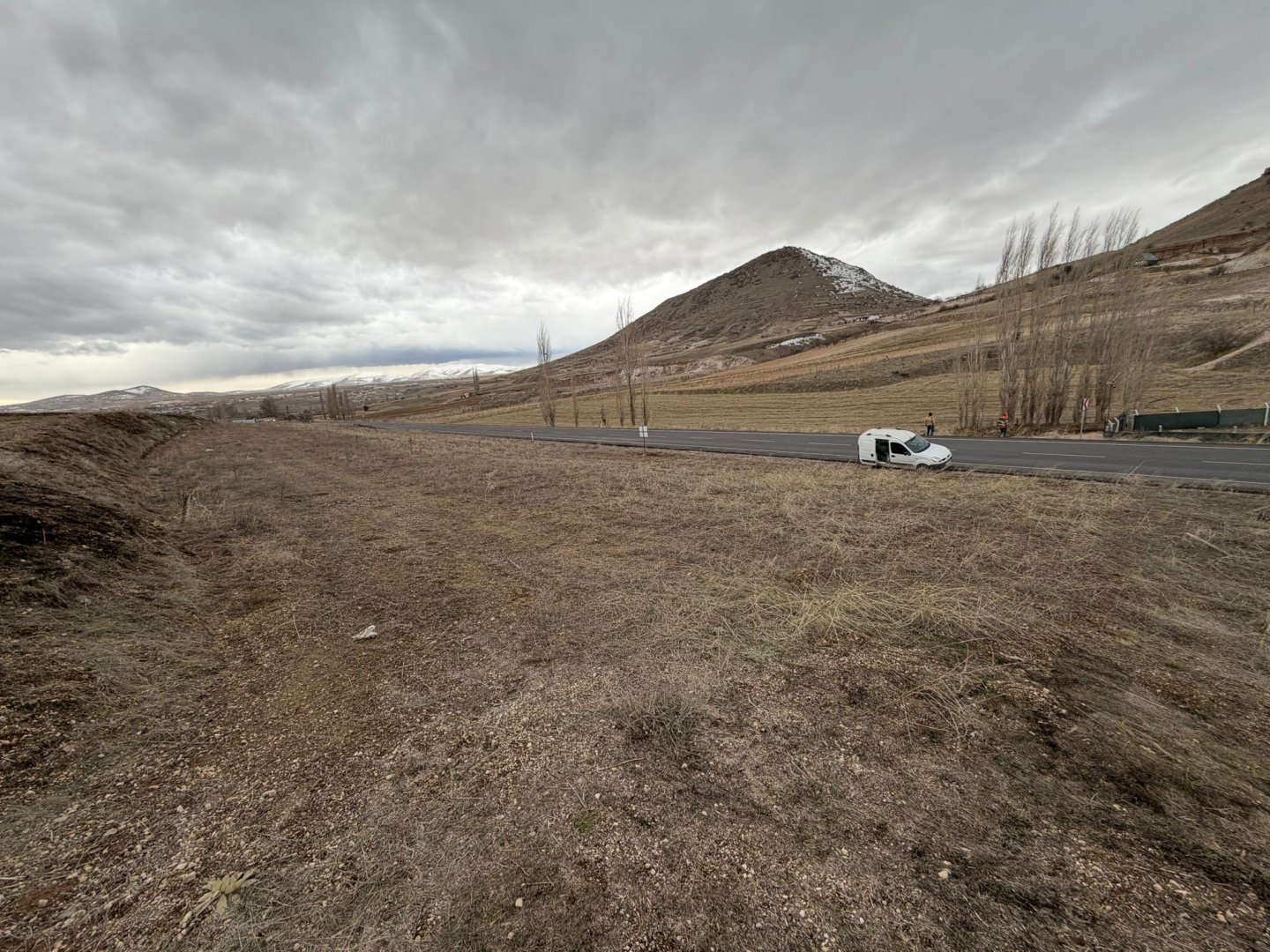 ÇARDAK YOLUNDA SATILIK TARLA