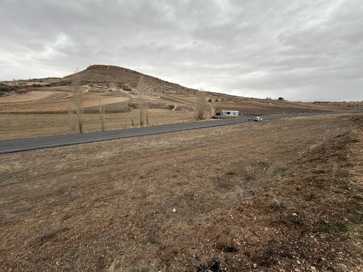 ÇARDAK YOLUNDA SATILIK TARLA