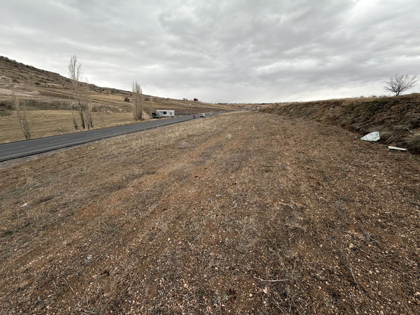 ÇARDAK YOLUNDA SATILIK TARLA