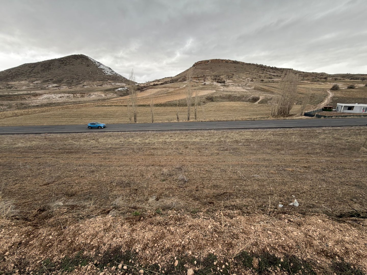 ÇARDAK YOLUNDA SATILIK TARLA