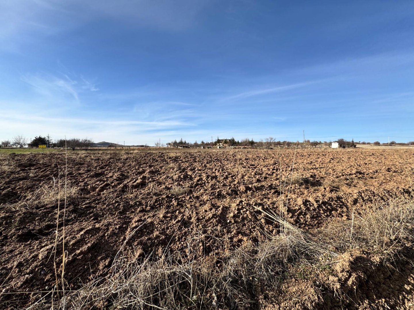 UÇHİSARDA SATILIK TARLA.