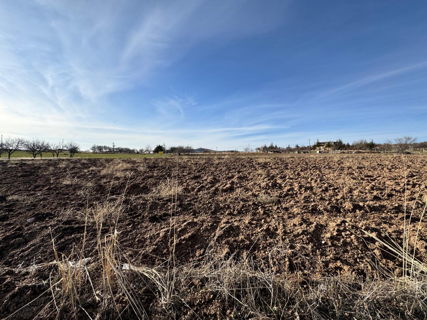 UÇHİSARDA SATILIK TARLA.