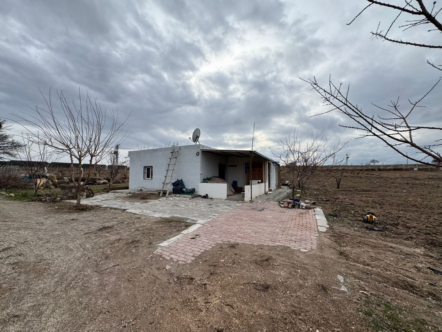 SULUSARAYDA SATILIK TARLA VE BAĞ EVİ