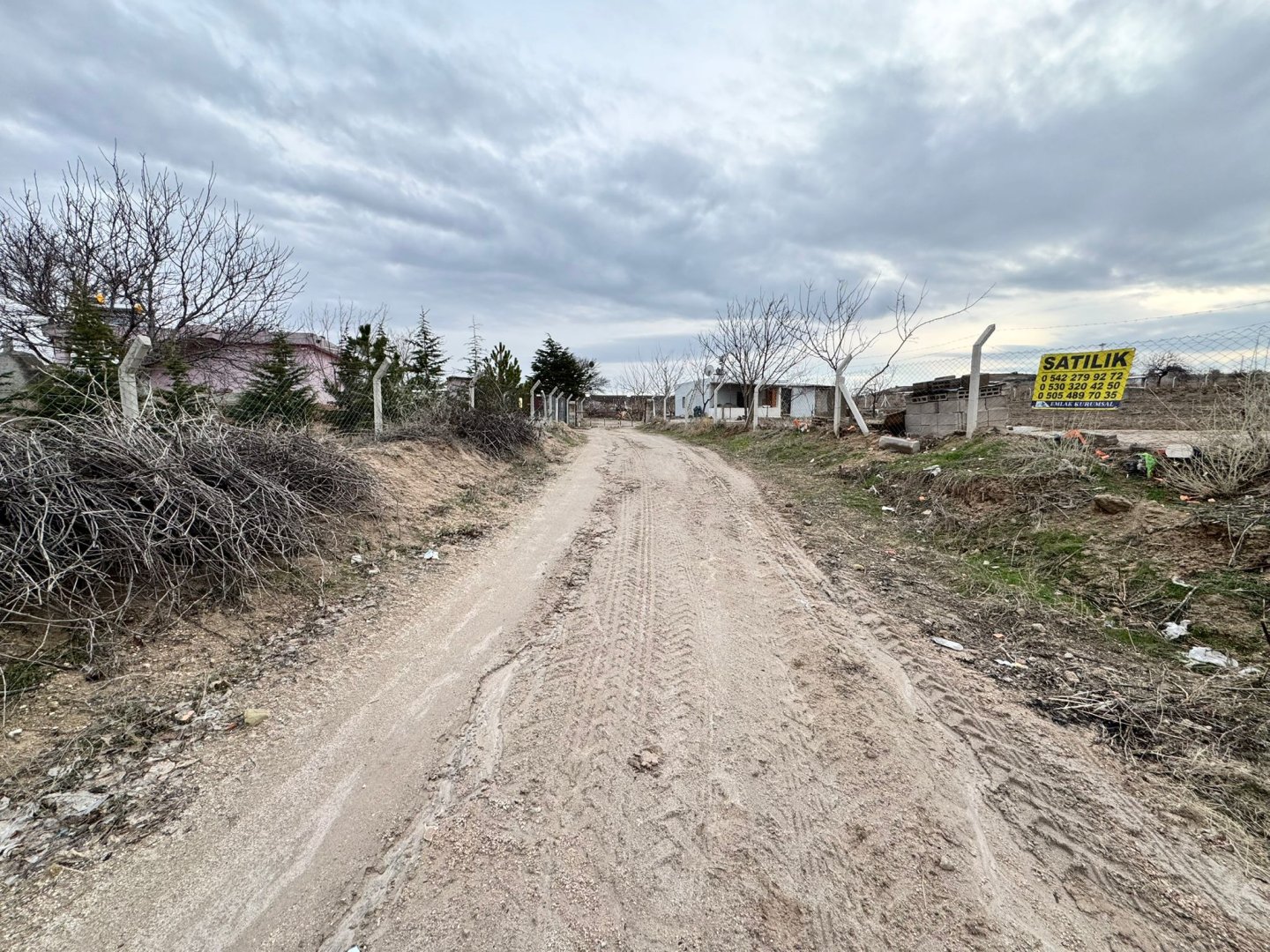 SULUSARAYDA SATILIK TARLA VE BAĞ EVİ